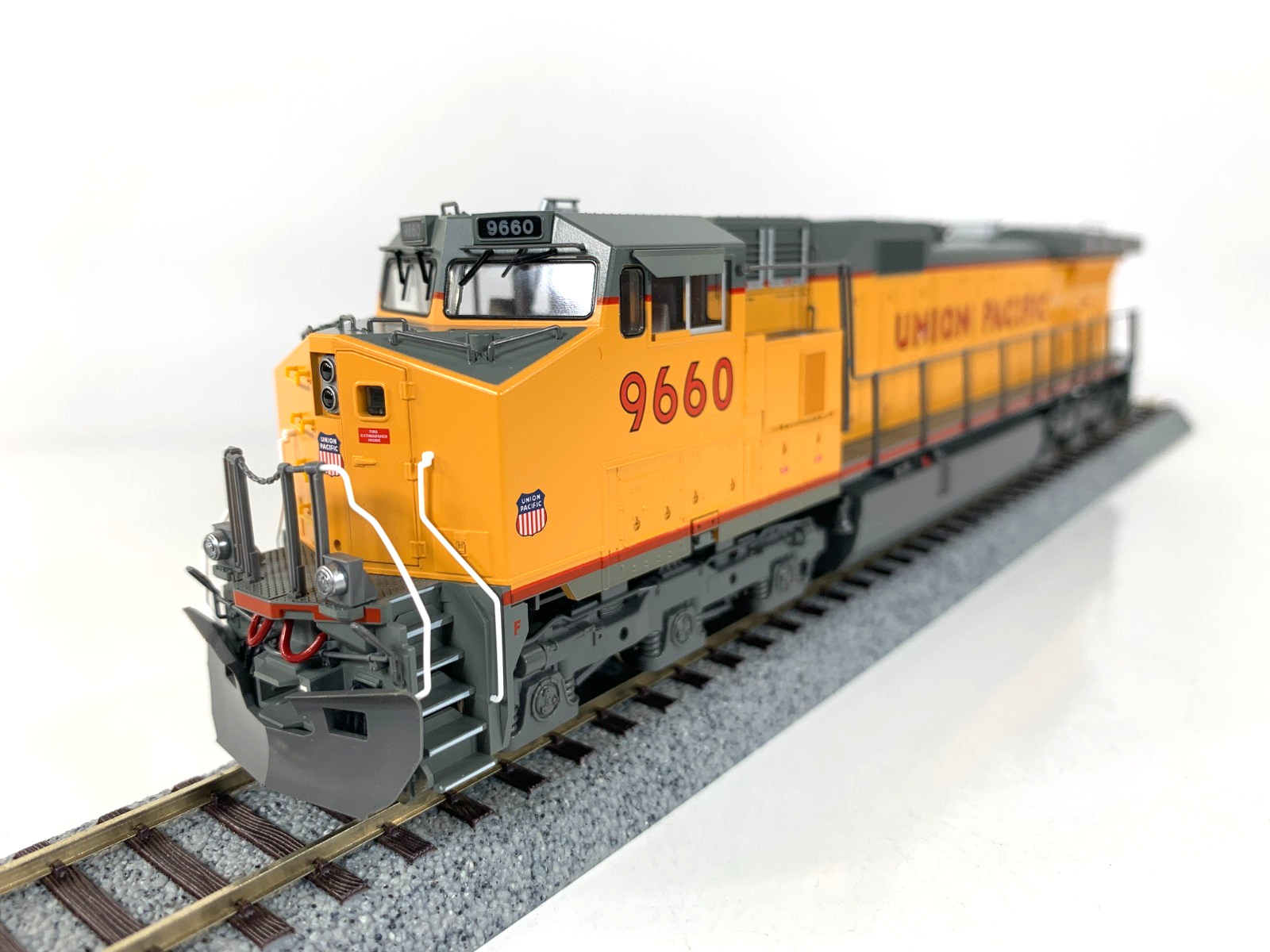 HO Kato 37-6633 Union Pacific #9660 GE C44-9W Diesel – DC only