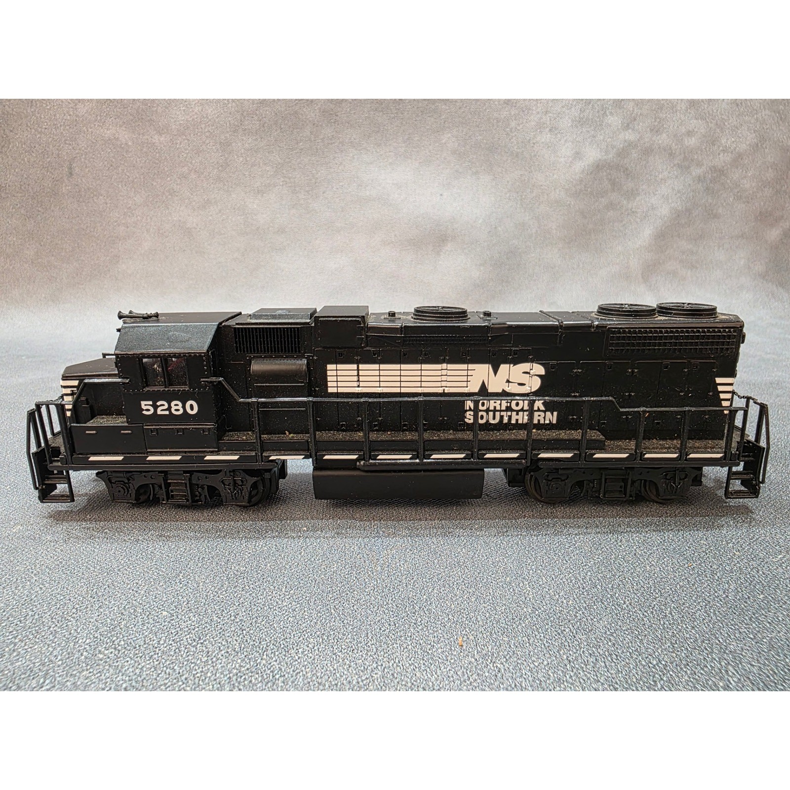 Norfolk Southern 5280 Diesel Locomotive Model Train Black White NS Livery