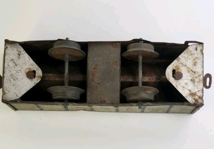 HAFNER WYANDOTTE O TIN WIND-UP TRAIN CAR