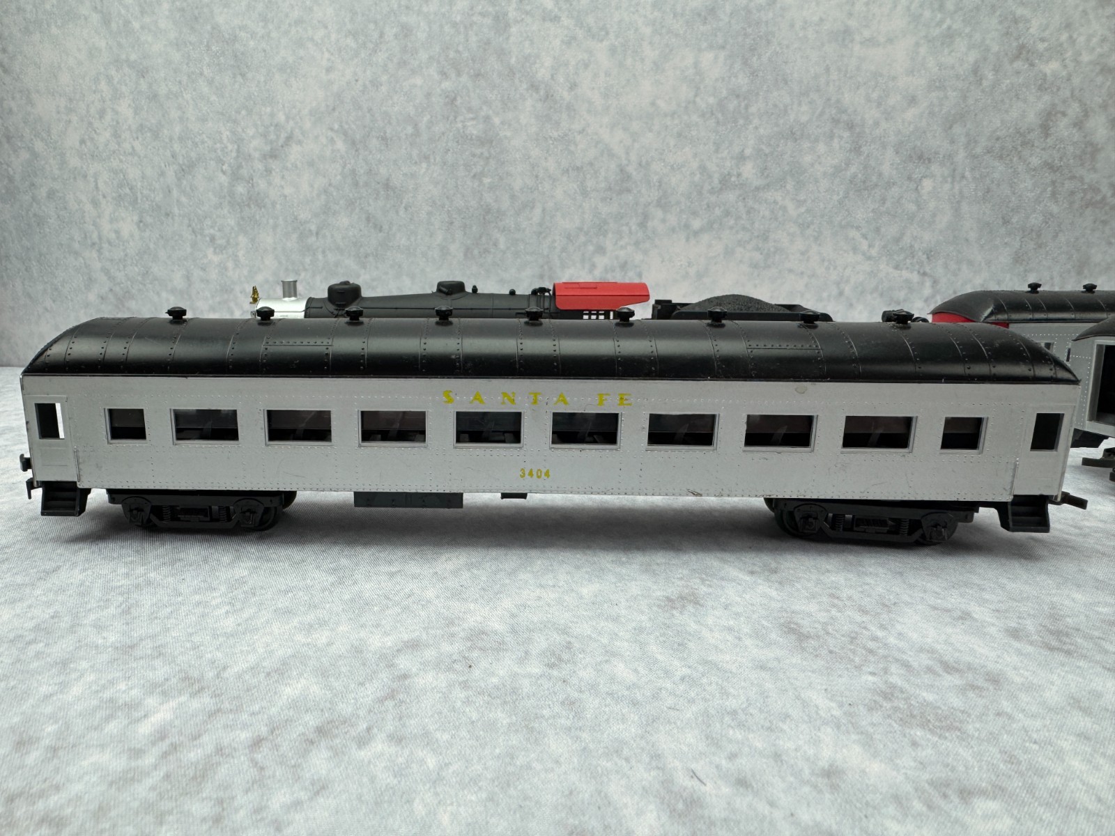 Model Power HO Santa Fe 3456 Pacific Steam Locomotive, 3 Passenger Cars & Track