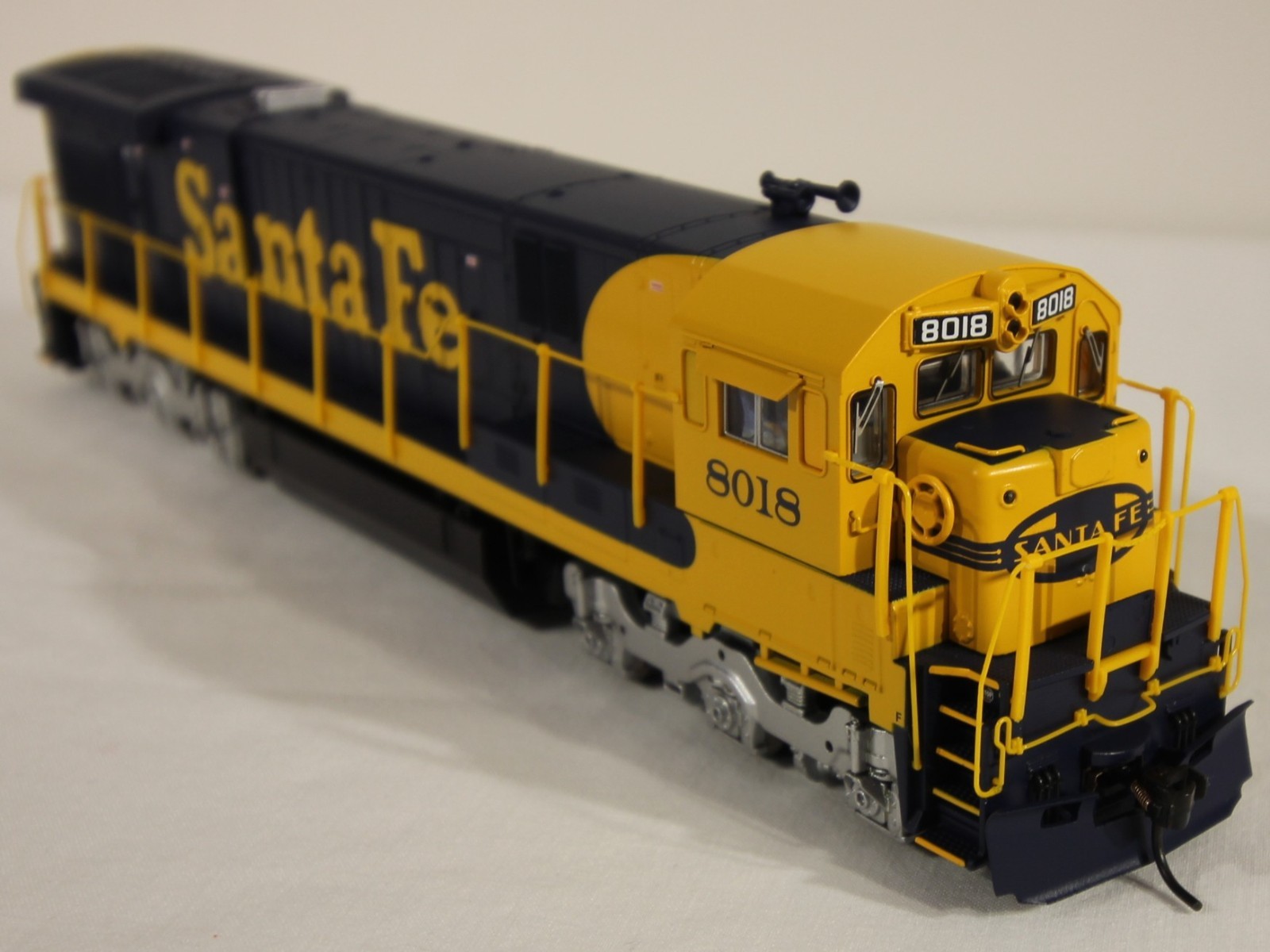 HO BLI Paragon 2 sound DC/DCC GE C30-7 ATSF #8018 Santa Fe classic blue/yellow