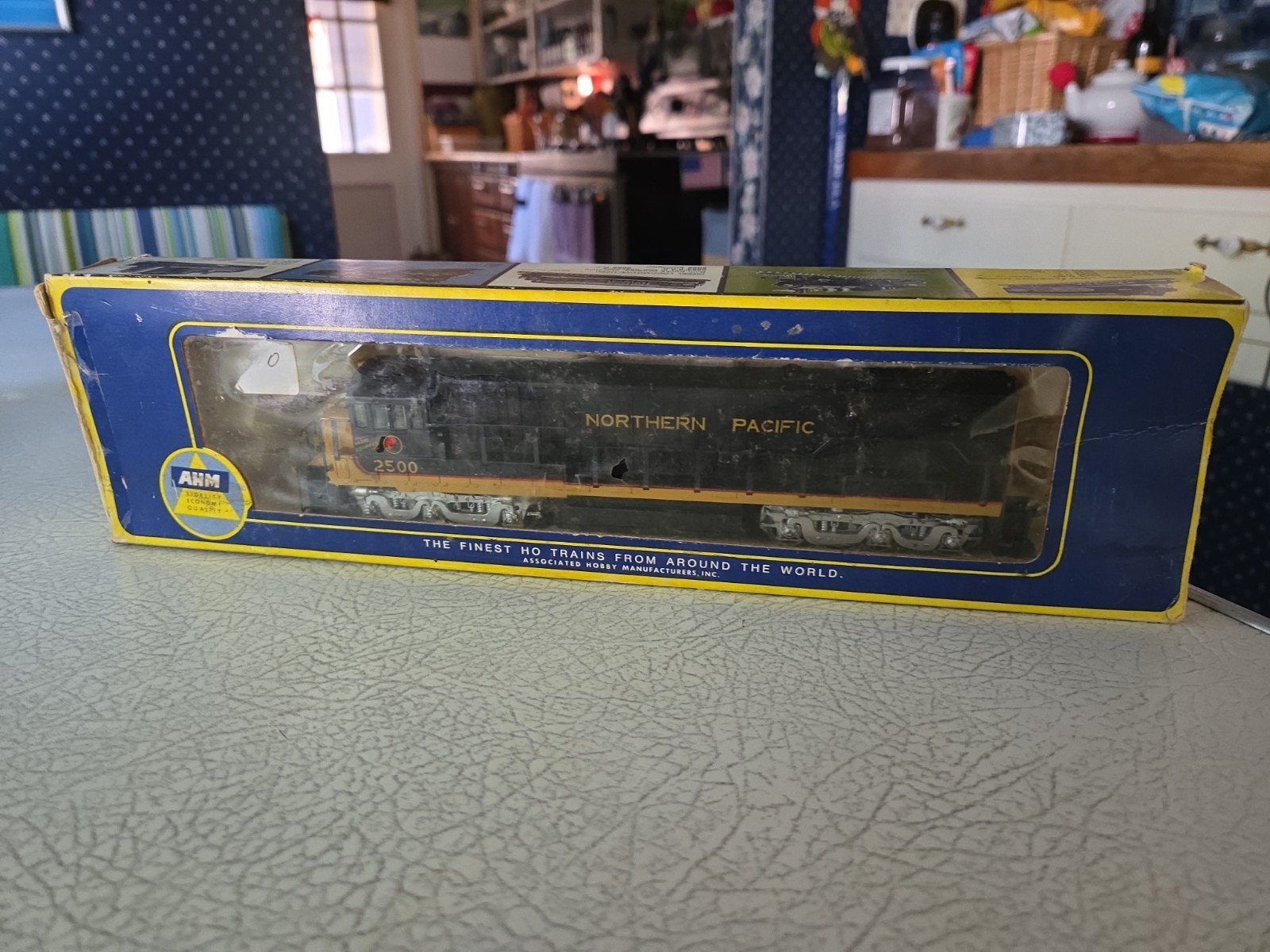 HO SCALE AHM GE DIESEL U 25C NORTHERN PACIFIC 5054-C NP