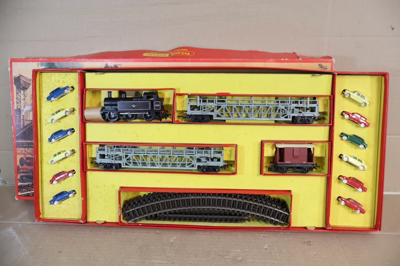 TRIANG HORNBY RS62 CAR-A-BELL SET with BR 0-6-0 CLASS 3F LOCOMOTIVE 47606 2op