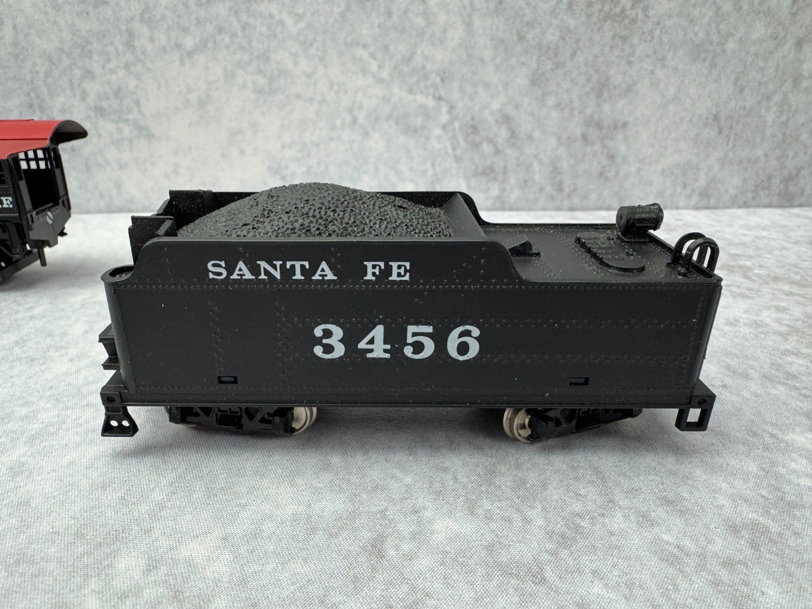 Model Power HO Santa Fe 3456 Pacific Steam Locomotive, 3 Passenger Cars & Track