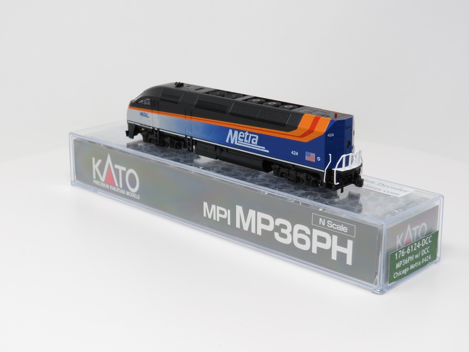 Kato N 176-6124-DCC Chicago Metra MP36PH Diesel Locomotive Commuter Passenger
