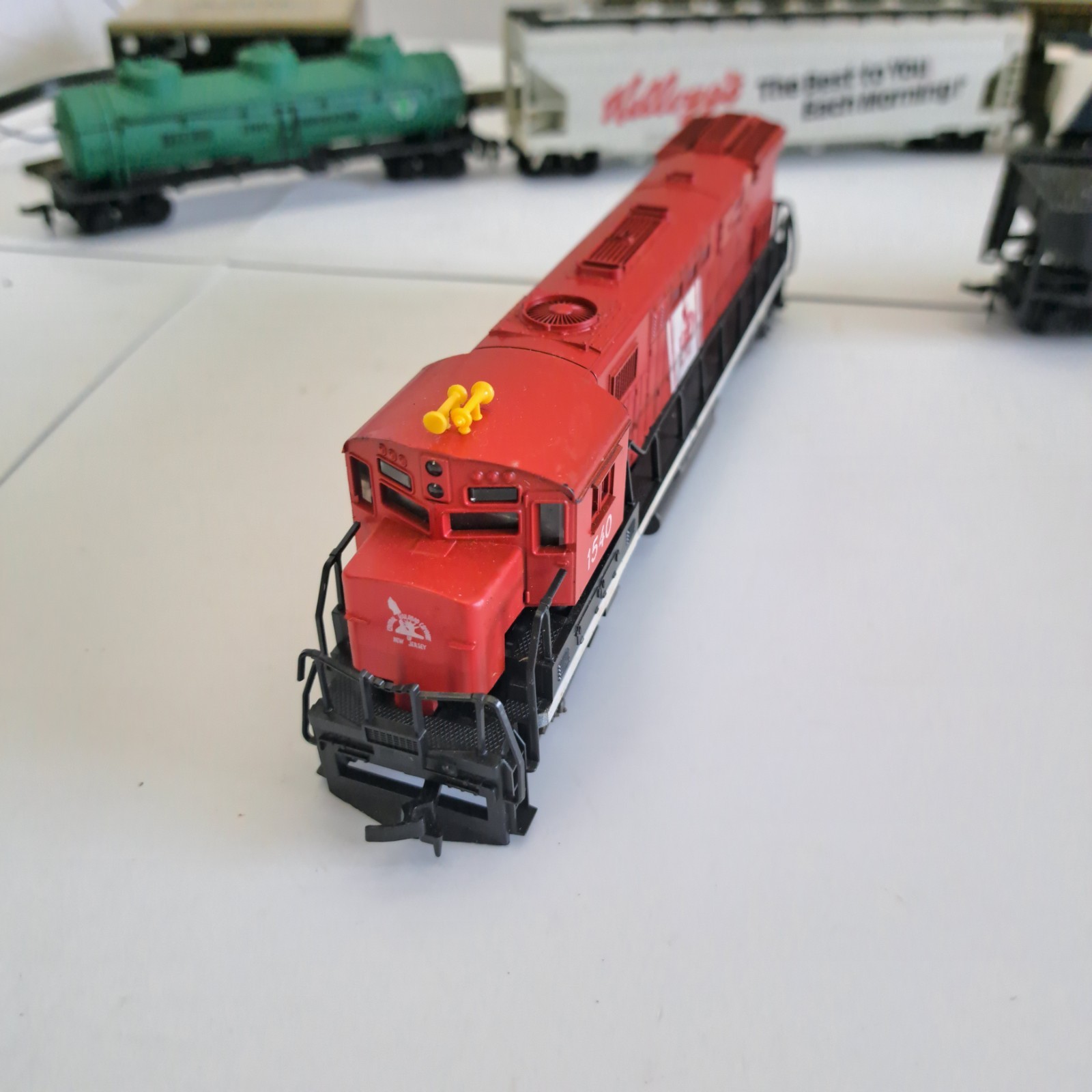HO Scale AHM Alco Century 424 Central NJ Locomotive 1540, Tender, 3 Cars, Tracks