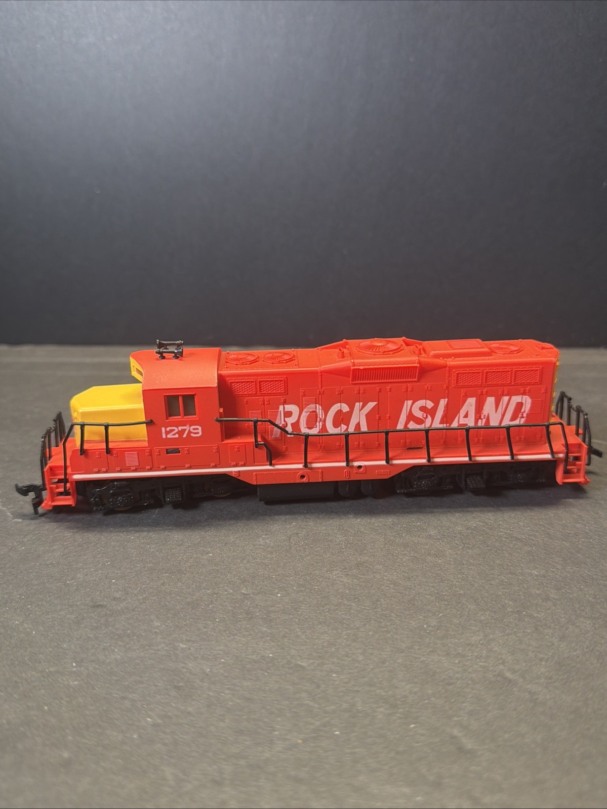 Cox HO Scale Rock Island GP9 Diesel Locomotive 1279 Red Yellow w/ Box VNTG