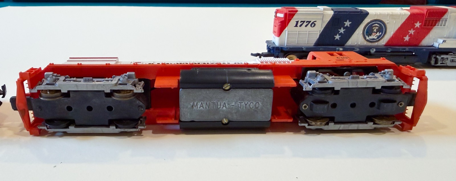 Lot of 5 HO Scale Locomotives: Santa Fe Illinois Central Gulf Bicentennial (#3)