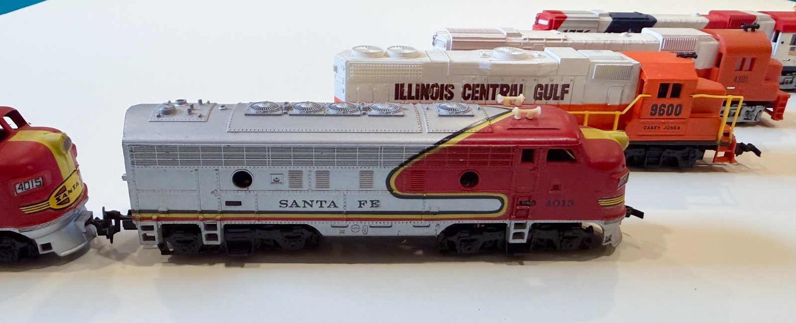 Lot of 5 HO Scale Locomotives: Santa Fe Illinois Central Gulf Bicentennial (#3)