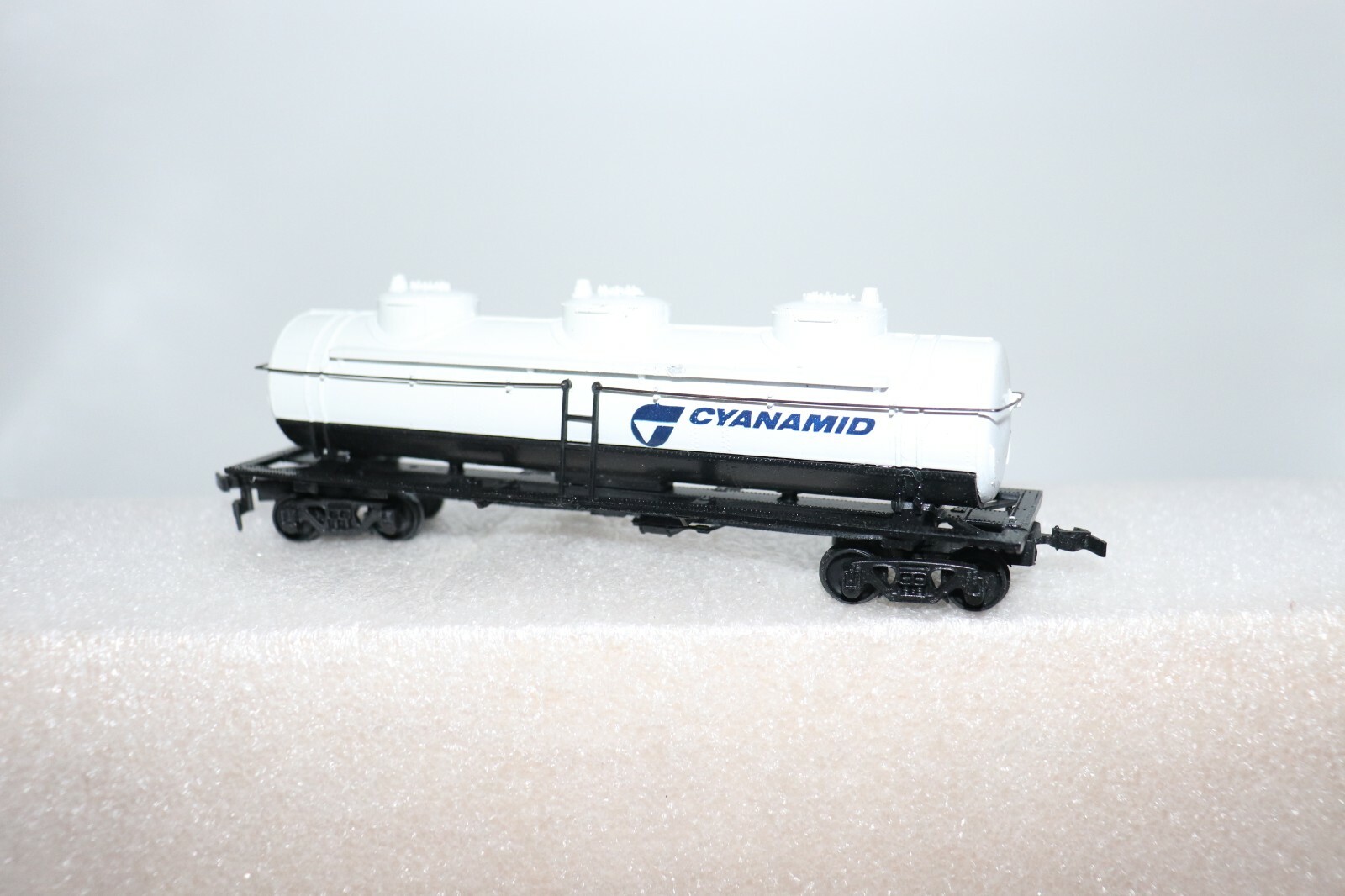 Bachmann HO 51 FT. Reefer #1125 Pulpwood Car #1290 w/ 3 Dome Car Tank Item #0938