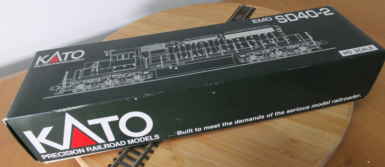 Kato 37-2706 HO gauge EMD SD40-2 CSX yellow grey and blue livery – no.8204