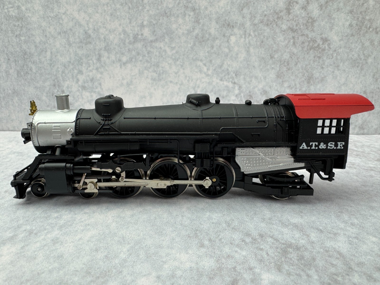 Model Power HO Santa Fe 3456 Pacific Steam Locomotive, 3 Passenger Cars & Track