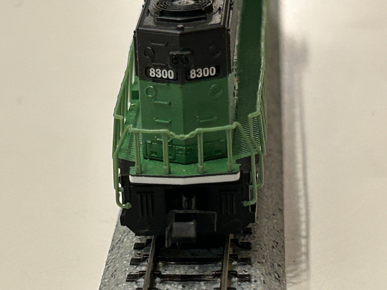 Atlas N Scale Diesel Locomotive Burlington Northern SD-60 8300 – Nice