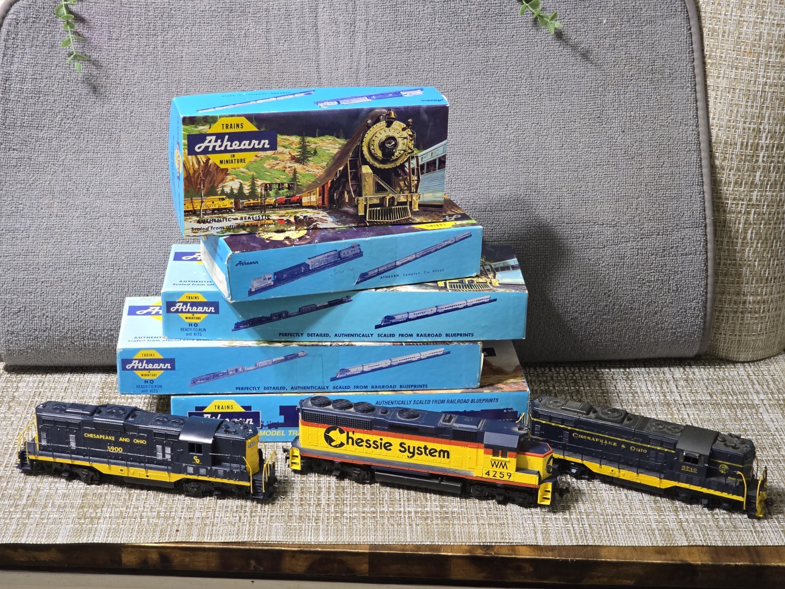 Athearn HO Scale Locomotive Lot(3)Chessie System & C&O + 5Vintage BlueBoxesEmpty
