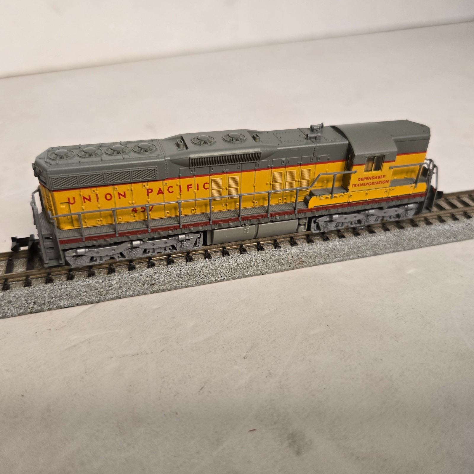 Atlas by Kato 4512 N Scale Union Pacific EMD SD-7 Loco. Runs