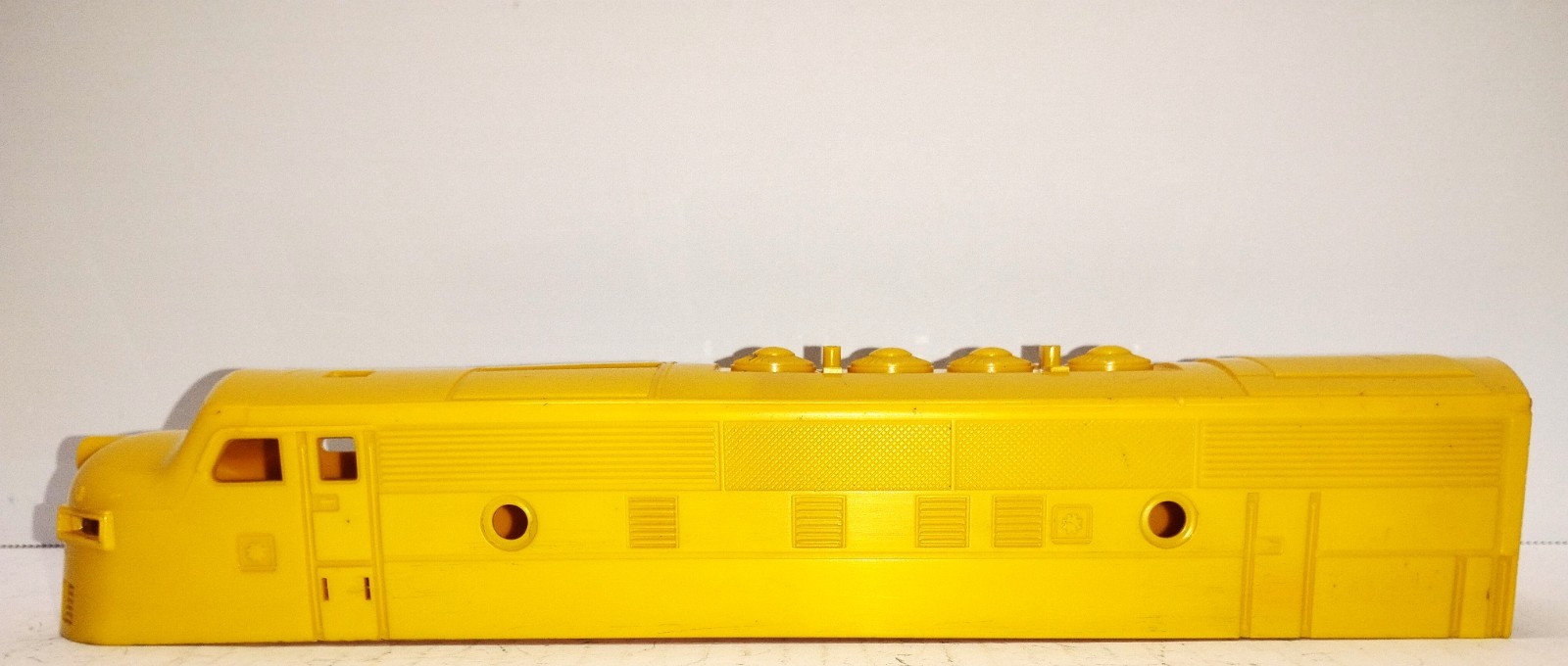 LIONEL #2343 YELLOW SHELL AND ORIGINAL F3 PARTS 1949-1950 -O GAUGE/USED