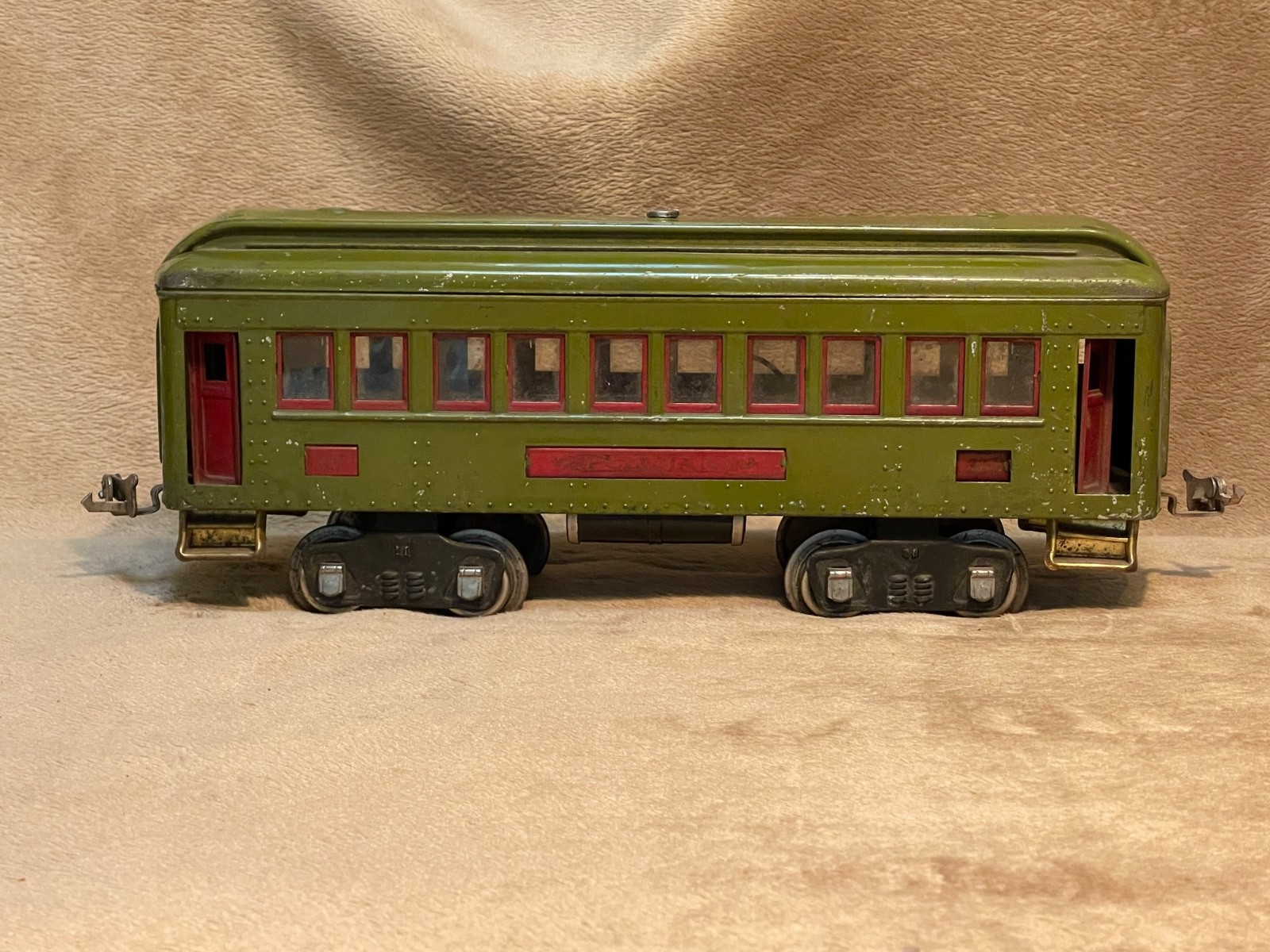 Lionel prewar Standard Gauge electric loco #8, cars 337 and 338. Needs help.