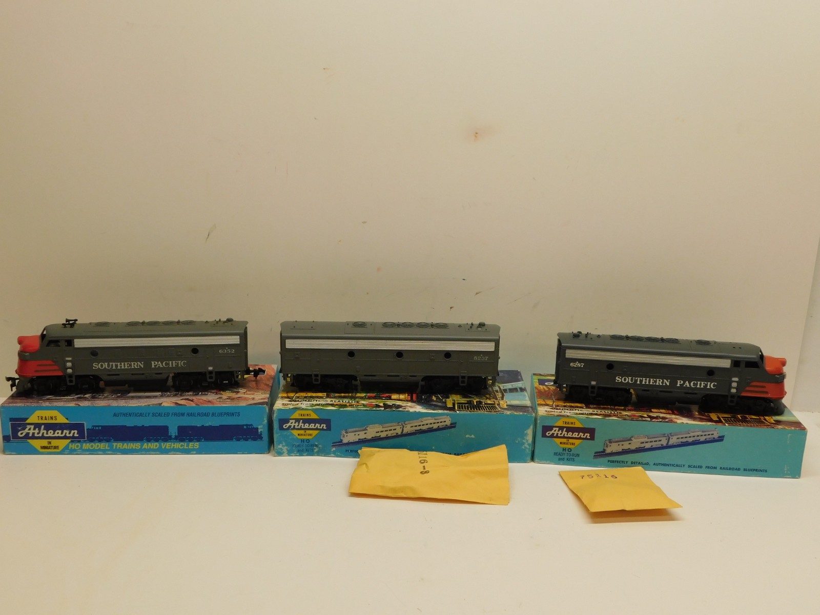 Athearn HO Blue Box Southern Pacific F7 A-B-A Diesel Set-1 Powered #6352/2 Dummy