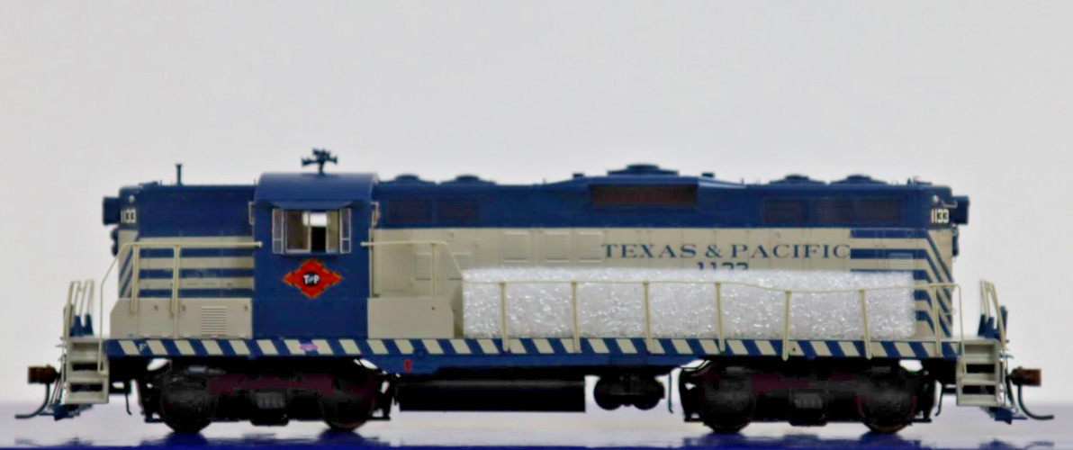 ATHEARN GENESIS 62748 TP TEXAS PACIFIC GP9 #1133 TSUNAMI 1 SOUND & DCC