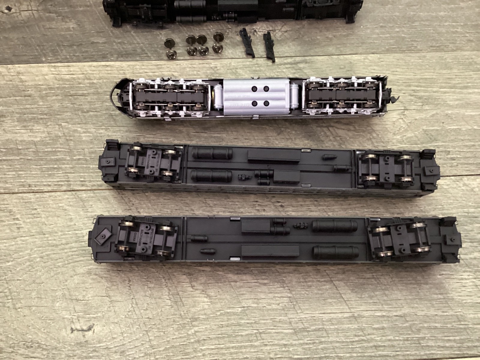 Life-Like HO Scale E8 Diesel Locomotive New York Central #4070, 305, 810