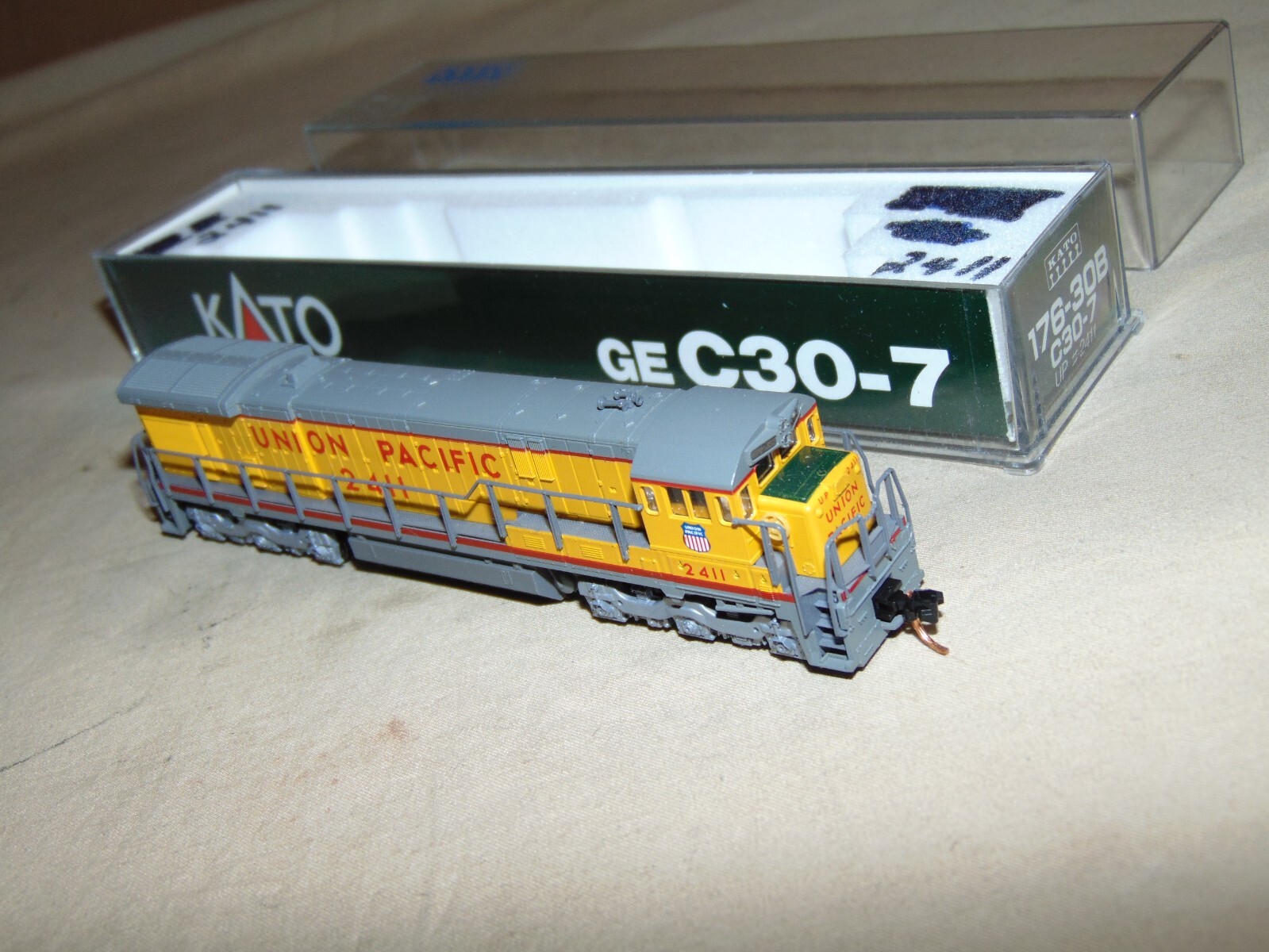 KATO N 176-30B UNION PACIFIC C30-7 DIESEL + BOX