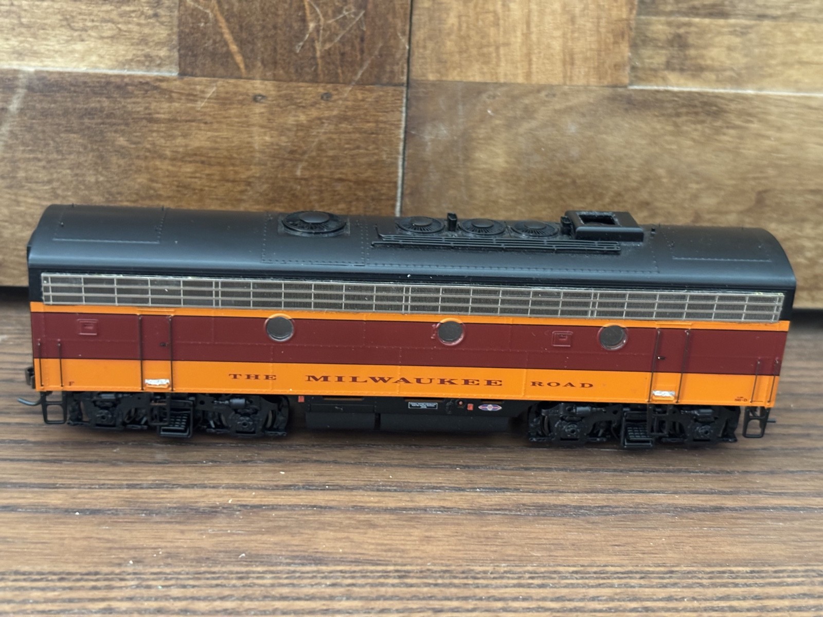 Athearn Genesis HO Scale Milwaukee Road AB Diesel Locomotive Set Runs Rough