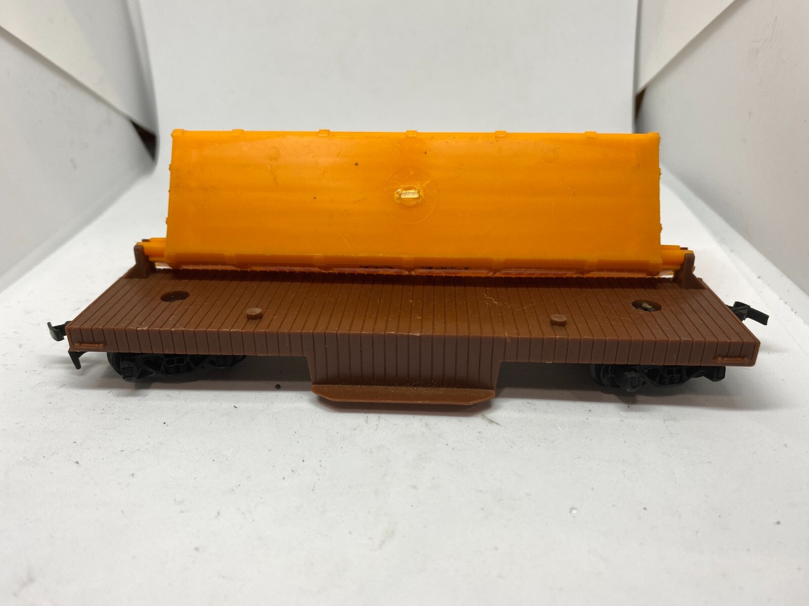 H. O. Scale Mid Atlantic container car, with dumping feature, yellow, 1:87 scale