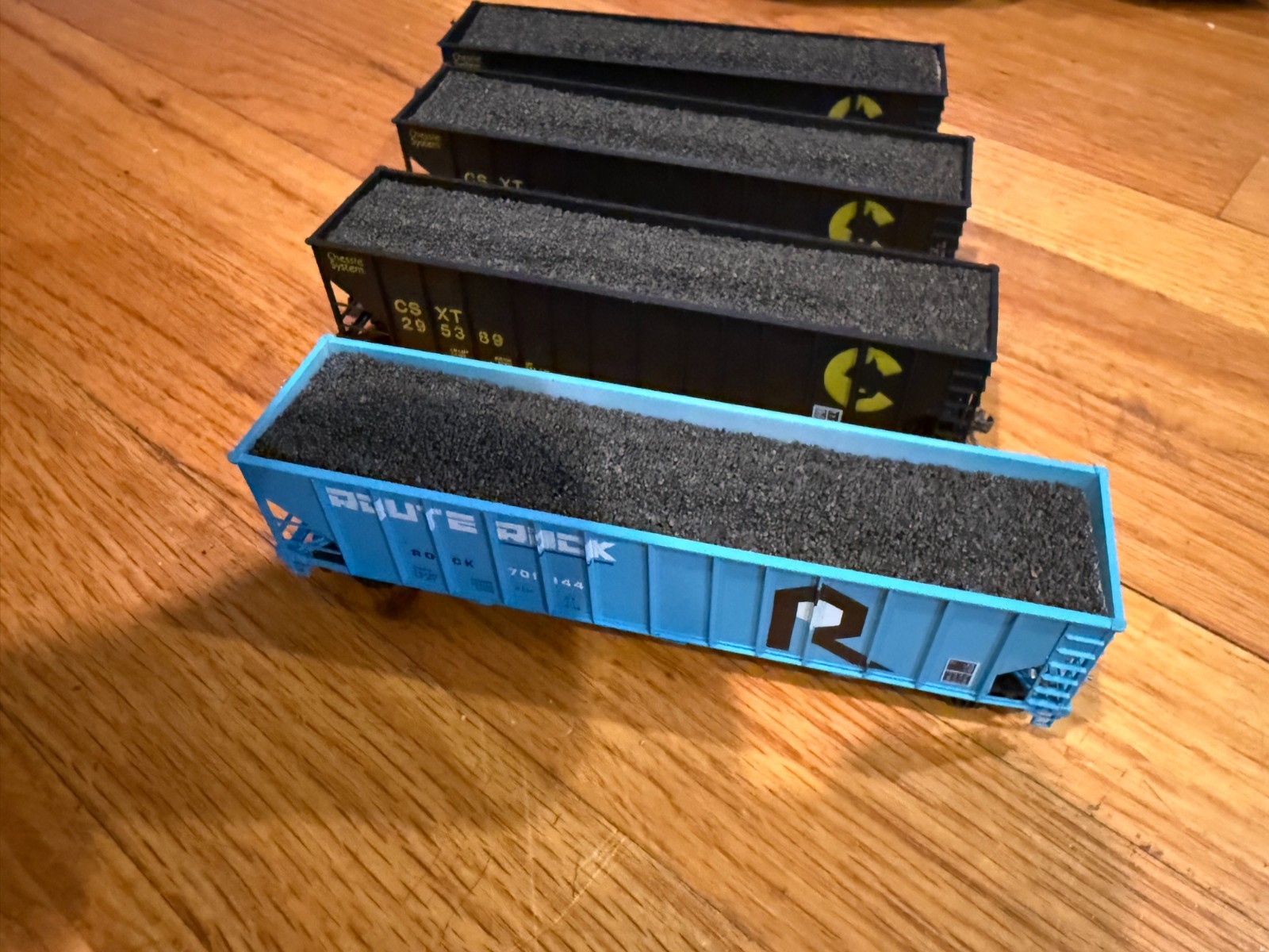 4-HO SCALE BOWSER 70 Ton 3 BAY COAL CARS WITH LOADS CSXT-THE ROCK