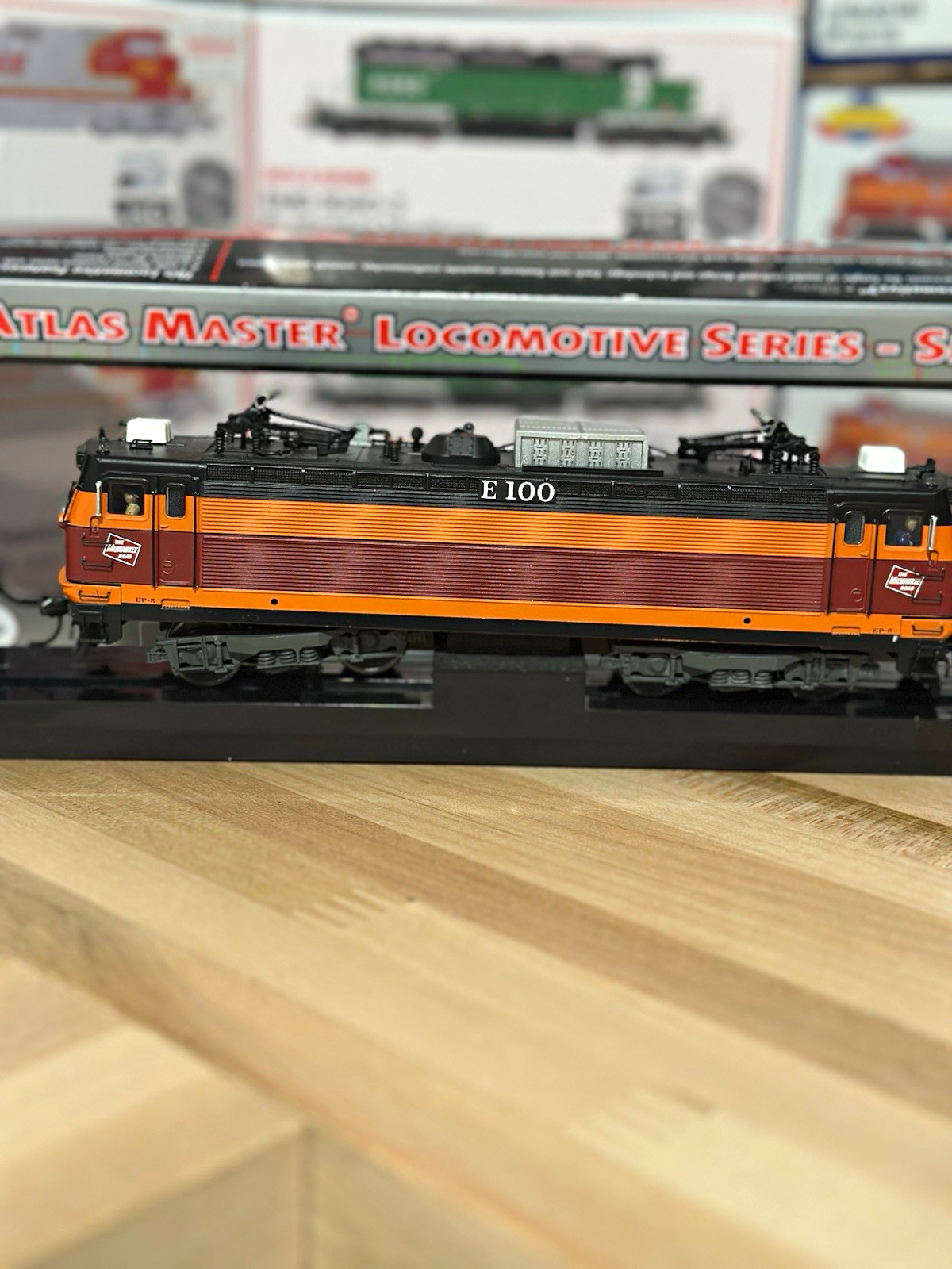 Atlas Master Silver HO AEM-7 Milwaukee Road E100 DC LNIB