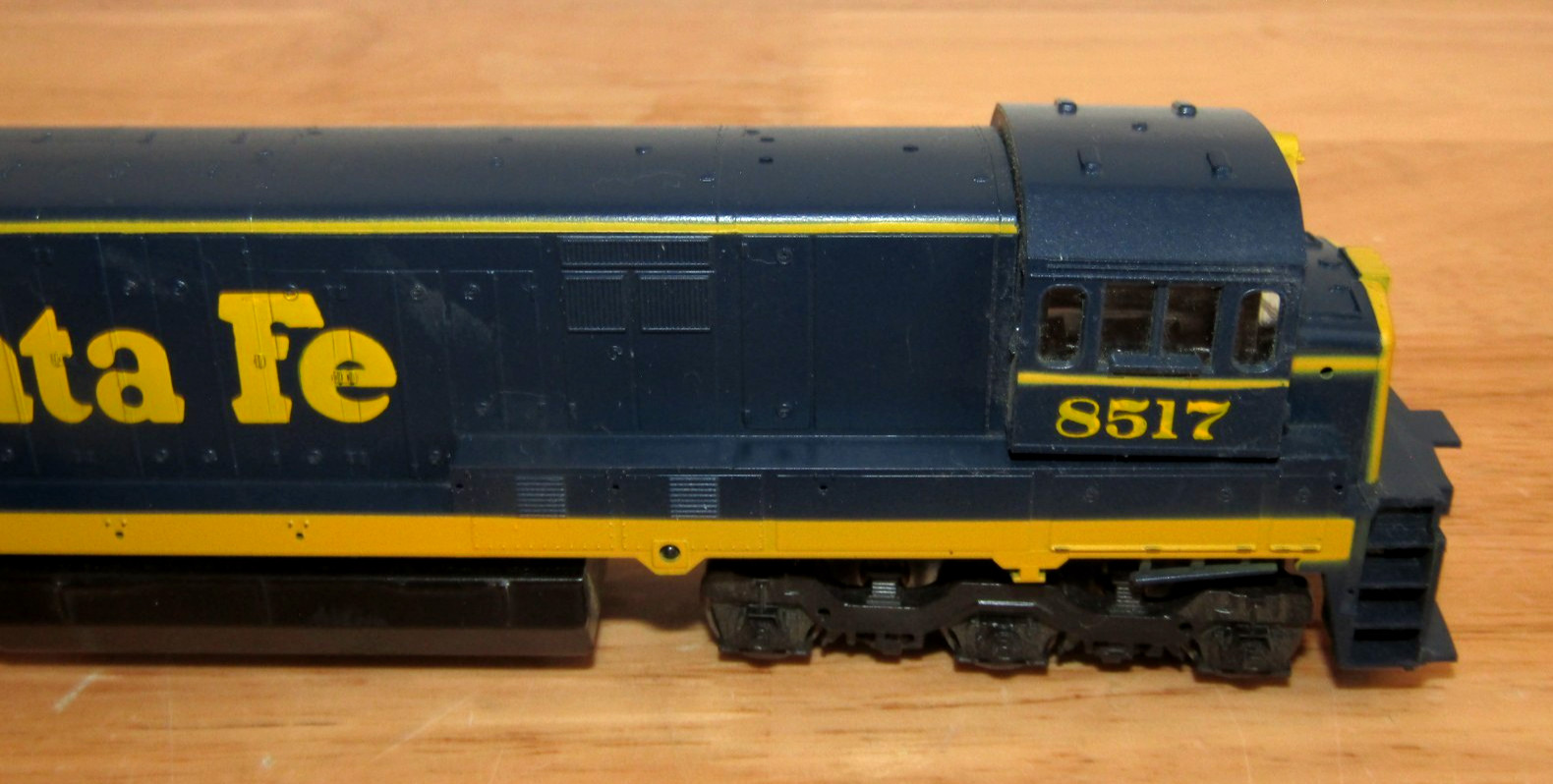 Athearn HO 3501 Santa Fe U33-C Powered Locomotive 8517