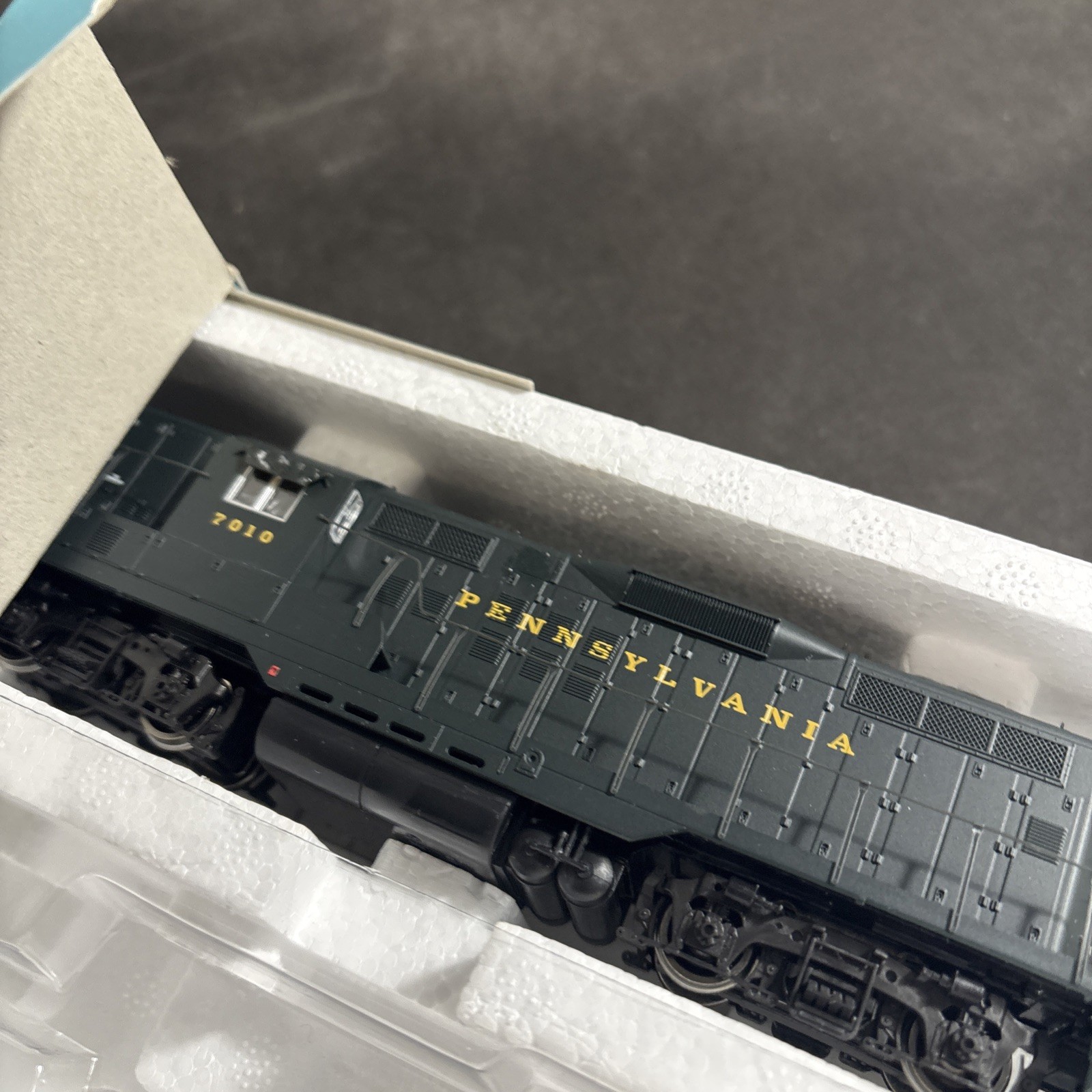 PROTO 2000 HO SCALE LOCOMOTIVE GP9 II ASSEMBLED WORKING 23709 7010 PRR PENN RAIL