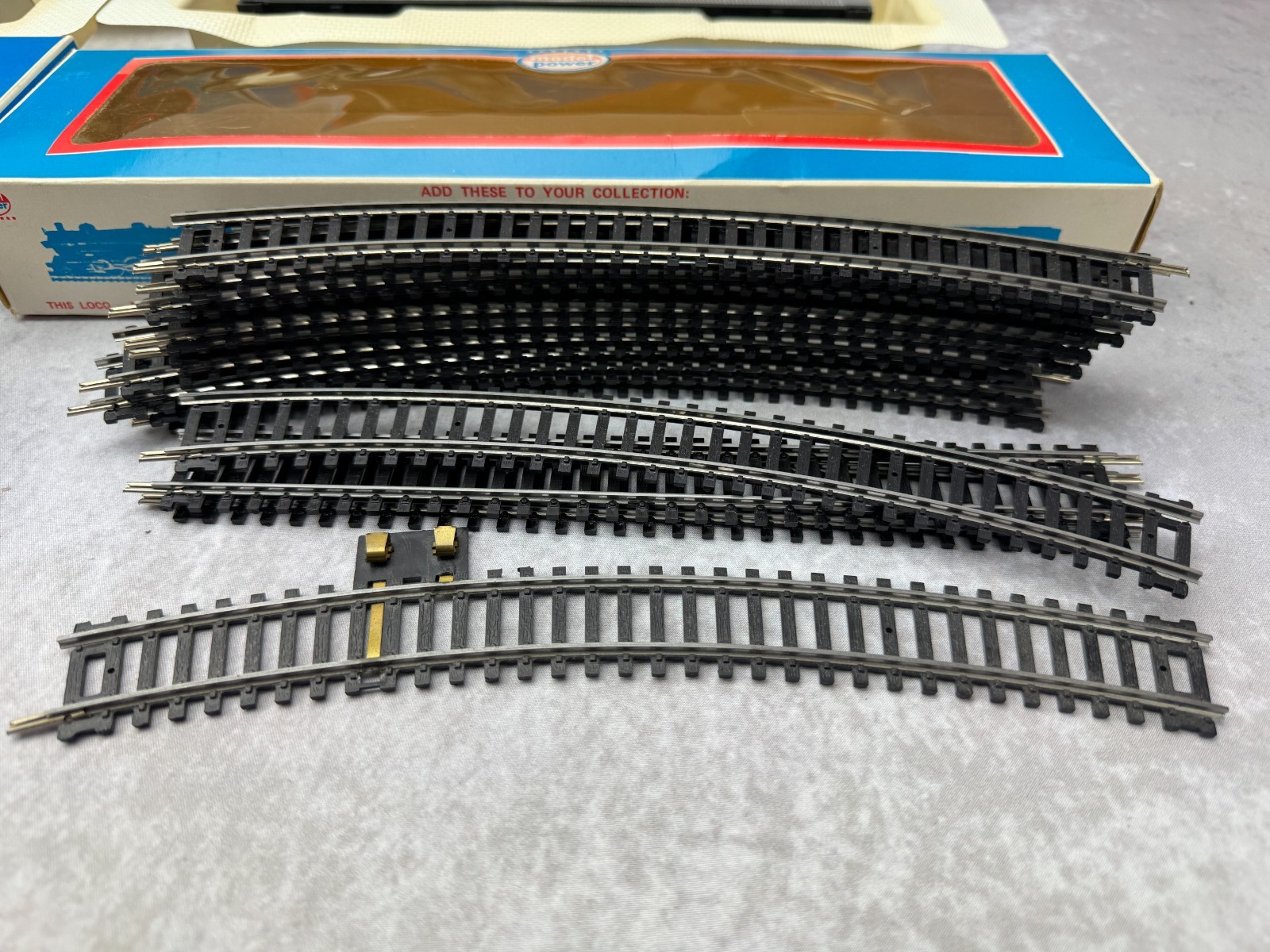 Model Power HO Santa Fe 3456 Pacific Steam Locomotive, 3 Passenger Cars & Track