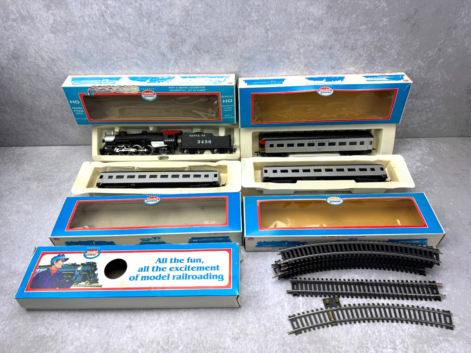 Model Power HO Santa Fe 3456 Pacific Steam Locomotive, 3 Passenger Cars & Track