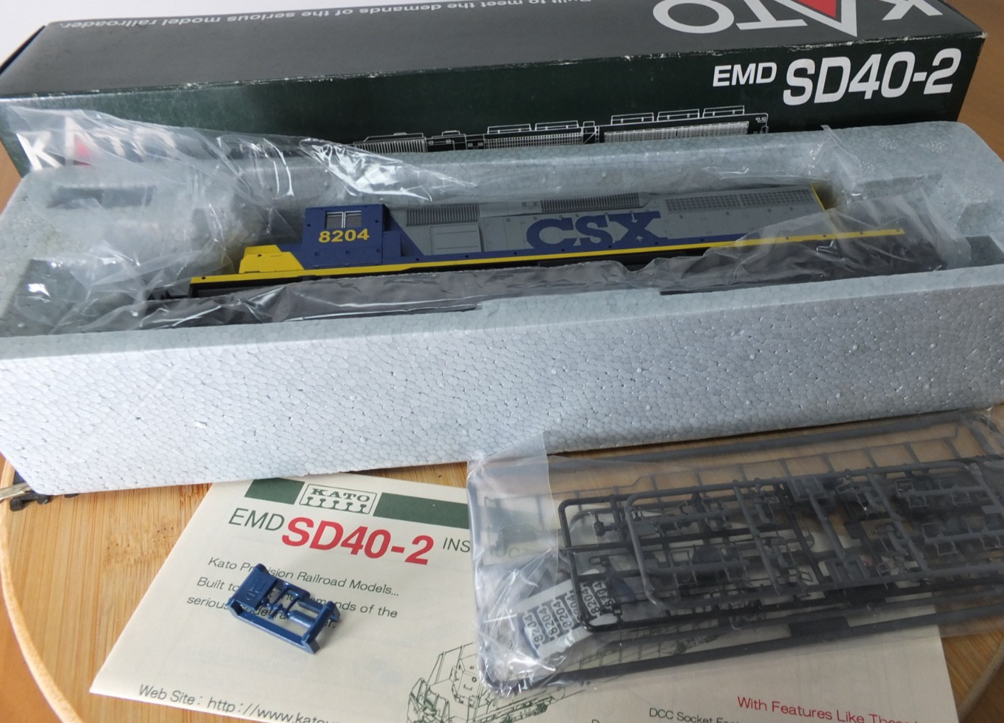 Kato 37-2706 HO gauge EMD SD40-2 CSX yellow grey and blue livery – no.8204