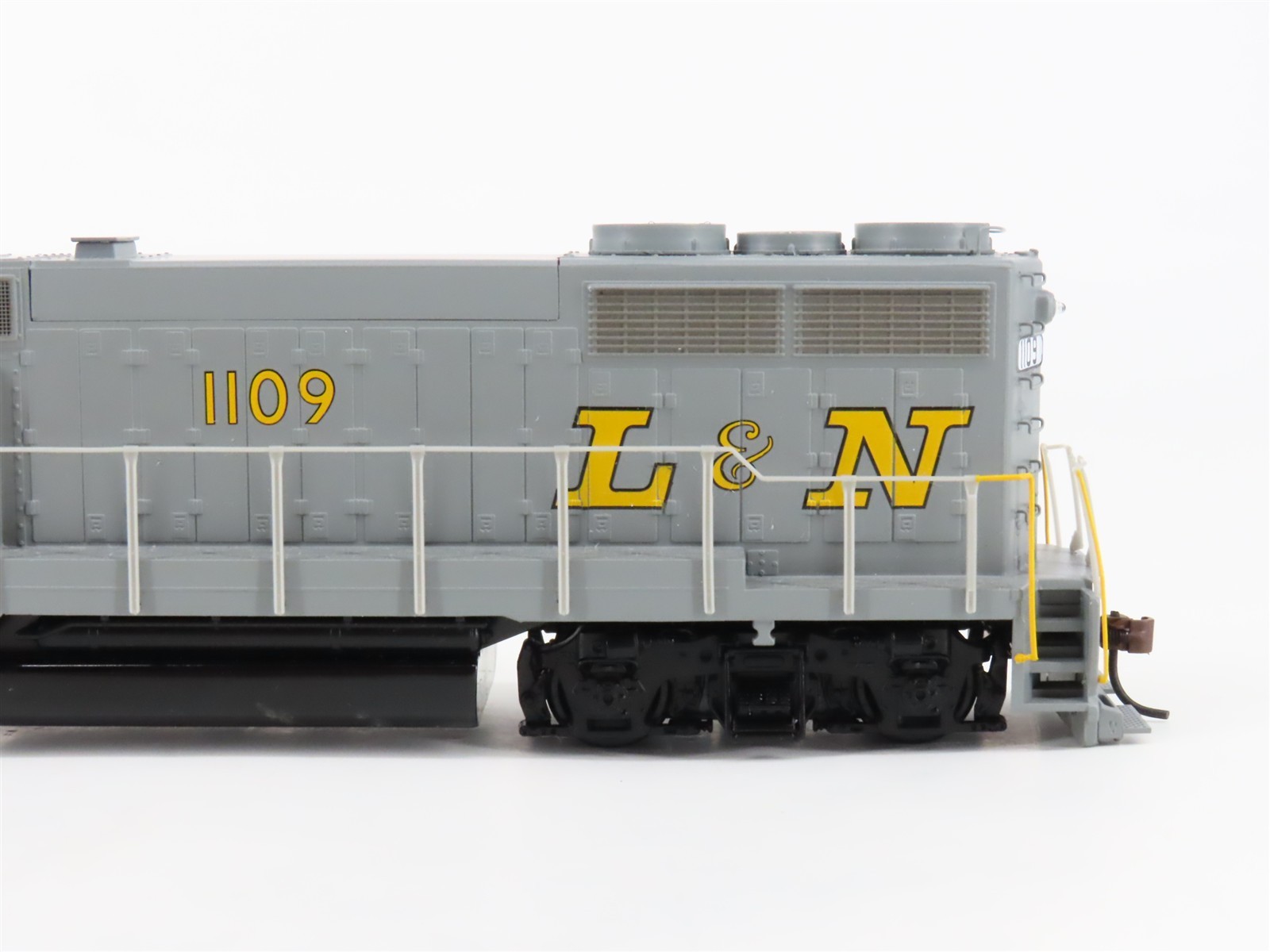 HO Scale Athearn L&N Louisville & Nashville GP35 Diesel #1109 – UNPOWERED