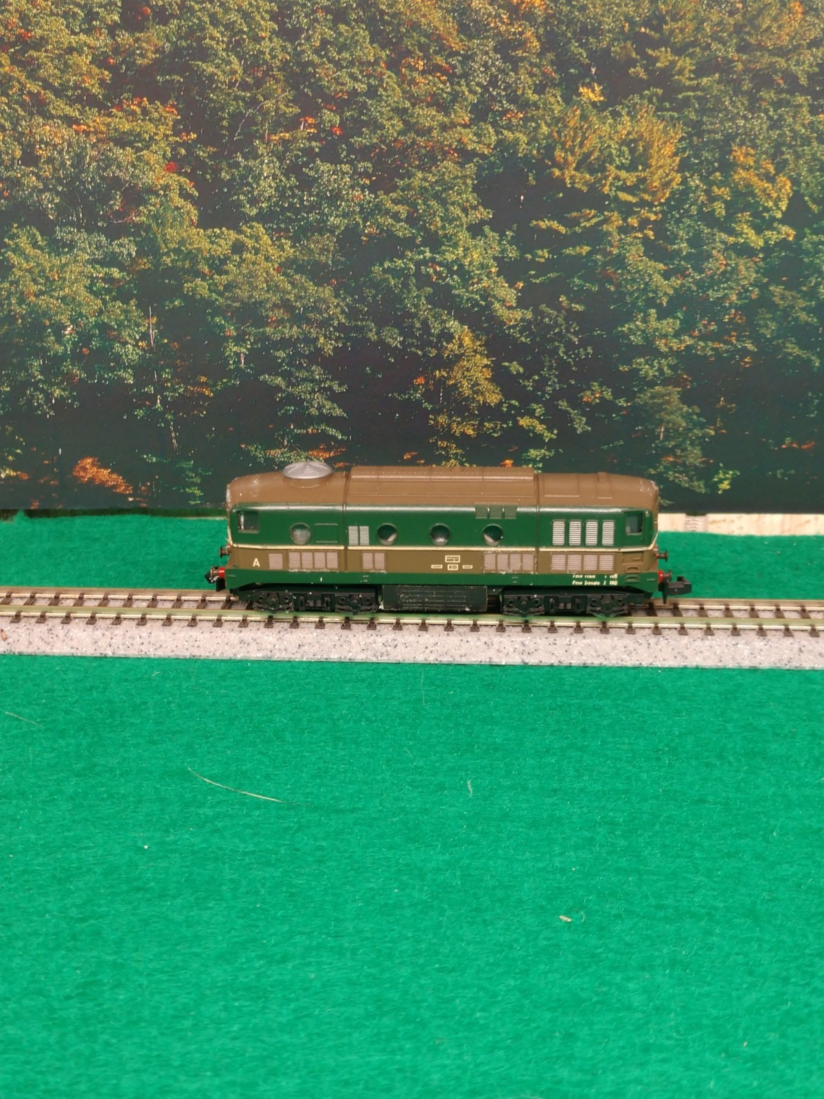 Lima N scale 4 axle diesel w/cabs at both ends of loco – Item #201 – NEW