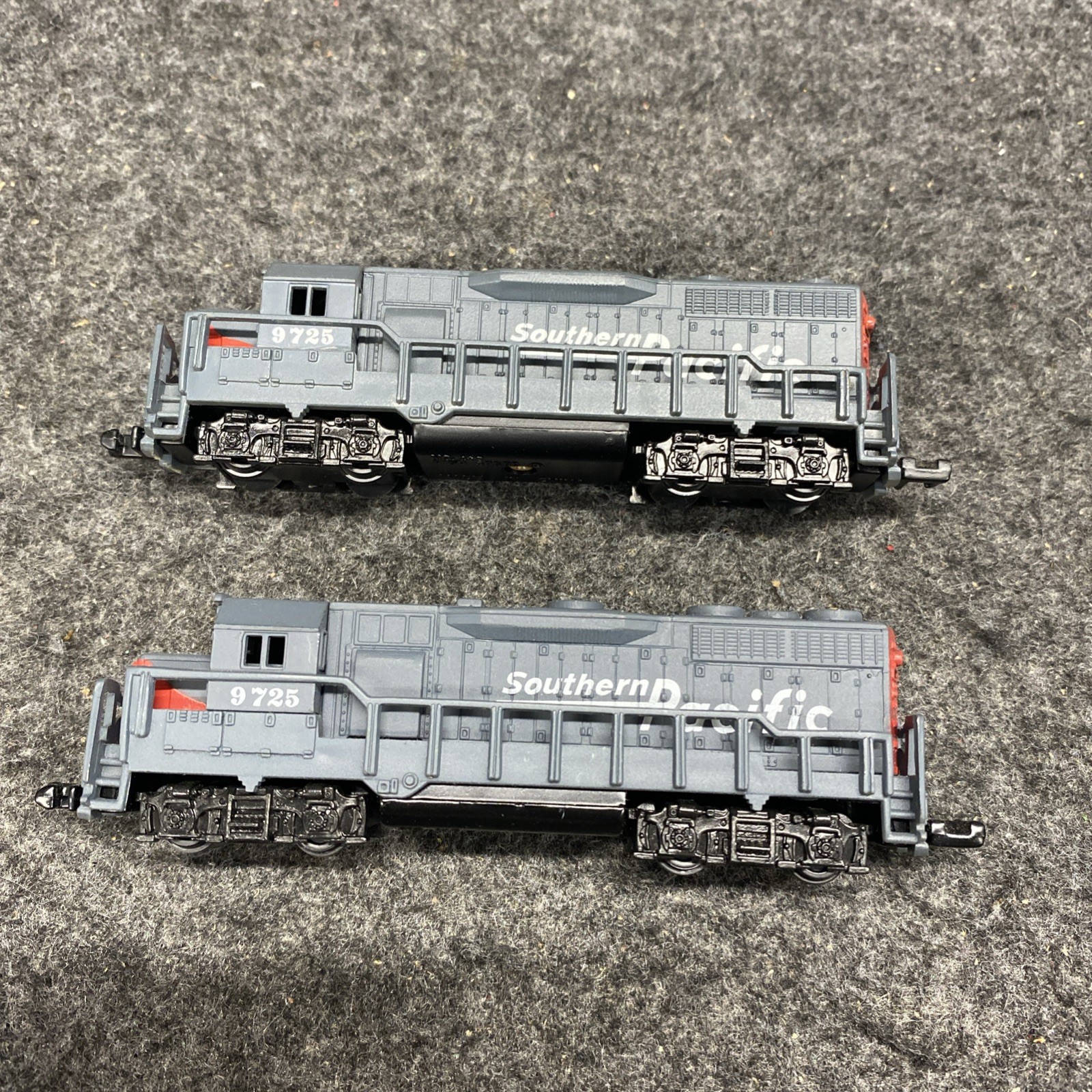 N SCALE SOUTHERN PACIFIC 9725 DUMMY LOCOMOTIVE Pair, Display Trains (N042625-05)