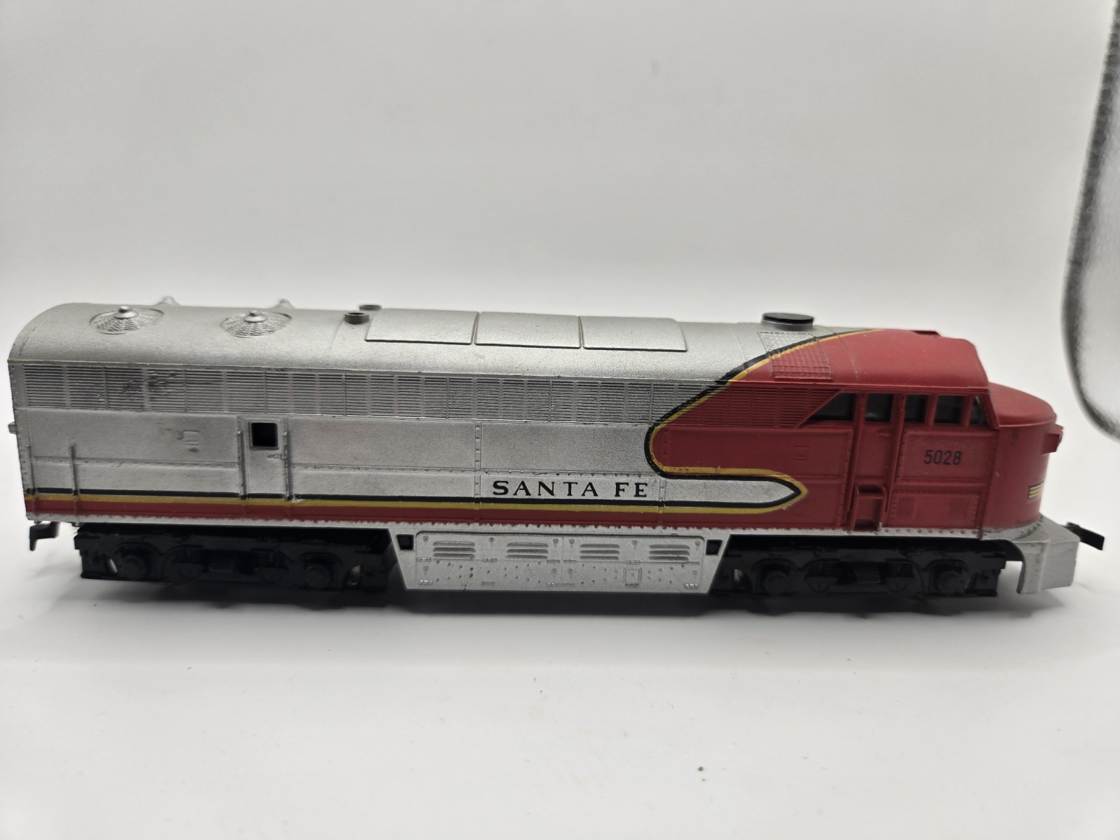 SANTA FE HO-AHM FM Tempo Diesel Locomotive #5028
