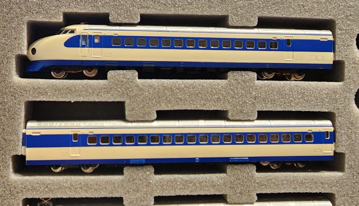 TOMIX N Scale 92704 Bullet Train 02000 Series TOKAiDO/SANYO Shinkansen Set