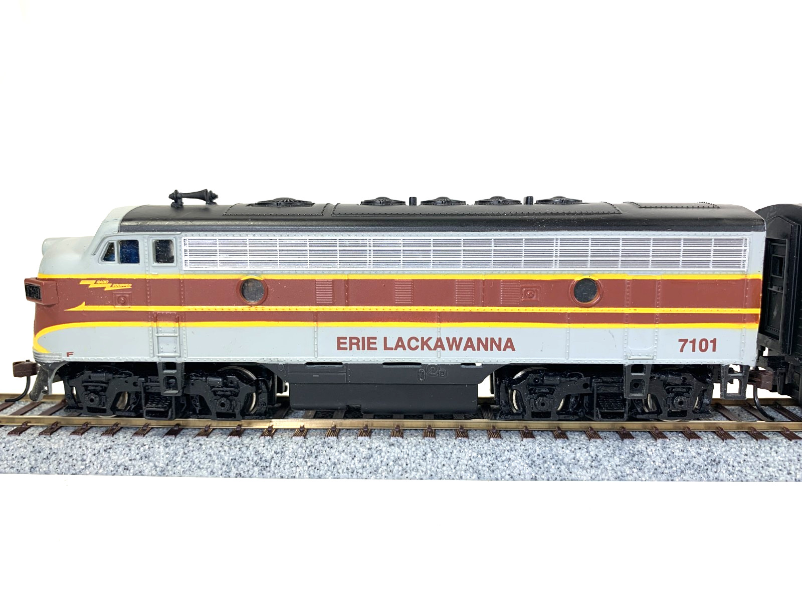 HO Bachmann Plus 11238,11239, 11241 Erie Lackawanna F7ABA set, DC only