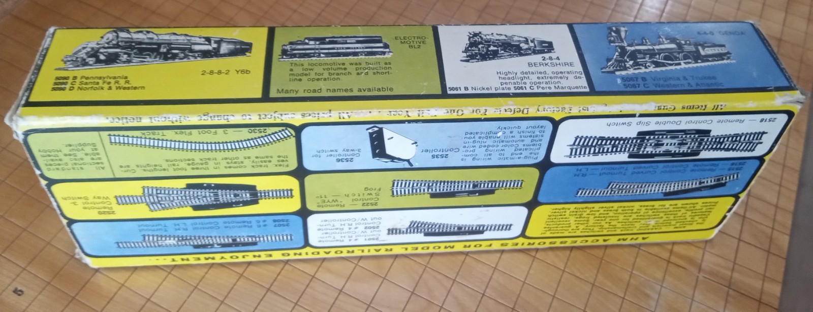 AHM HO Scale Alco Century 424 Diesel Locomotive – The Milwaukee Road 807 -…