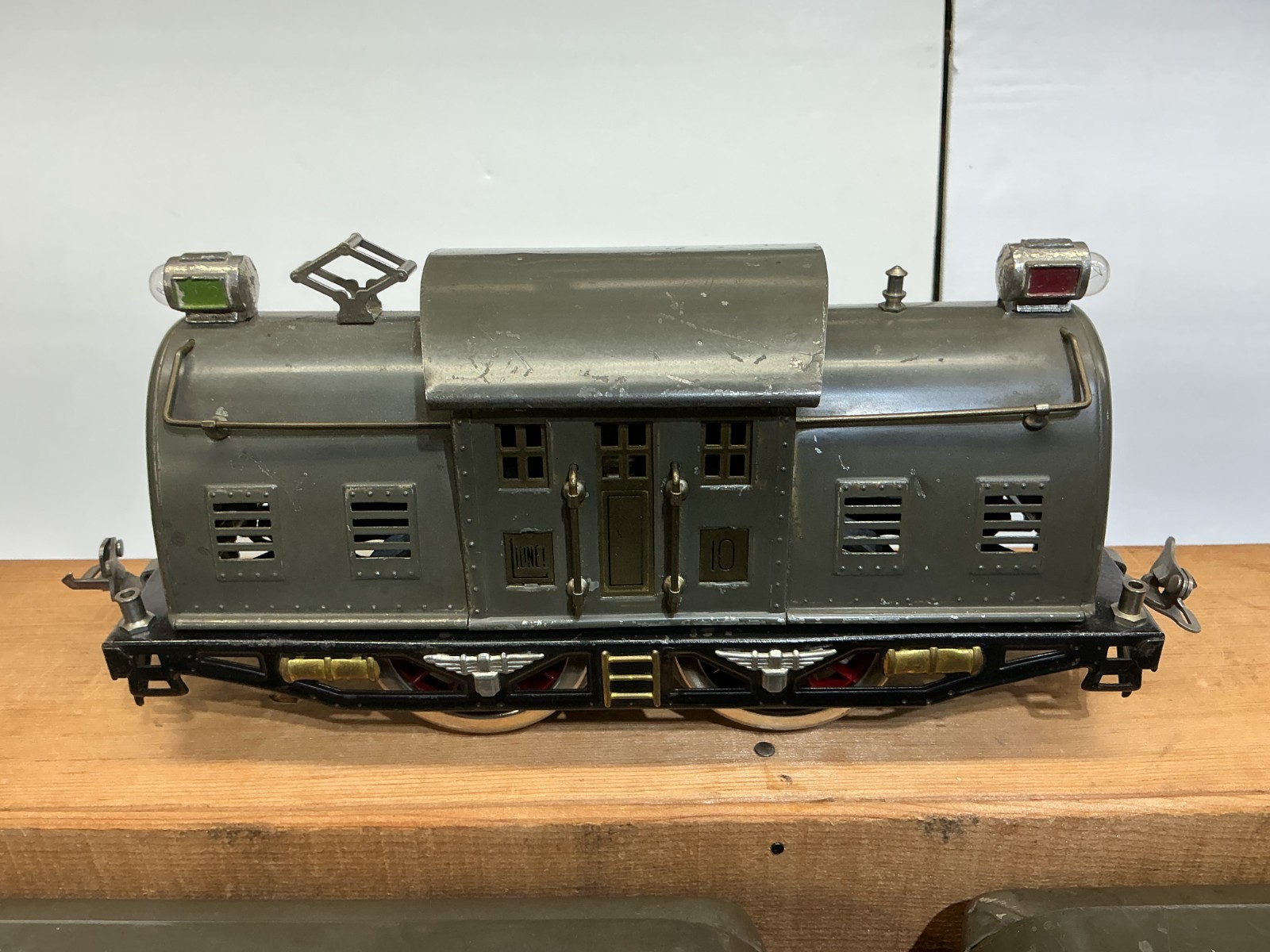 Lionel Standard Gauge #10 ENGINE and 3 Passenger Cars RUNS GOOD