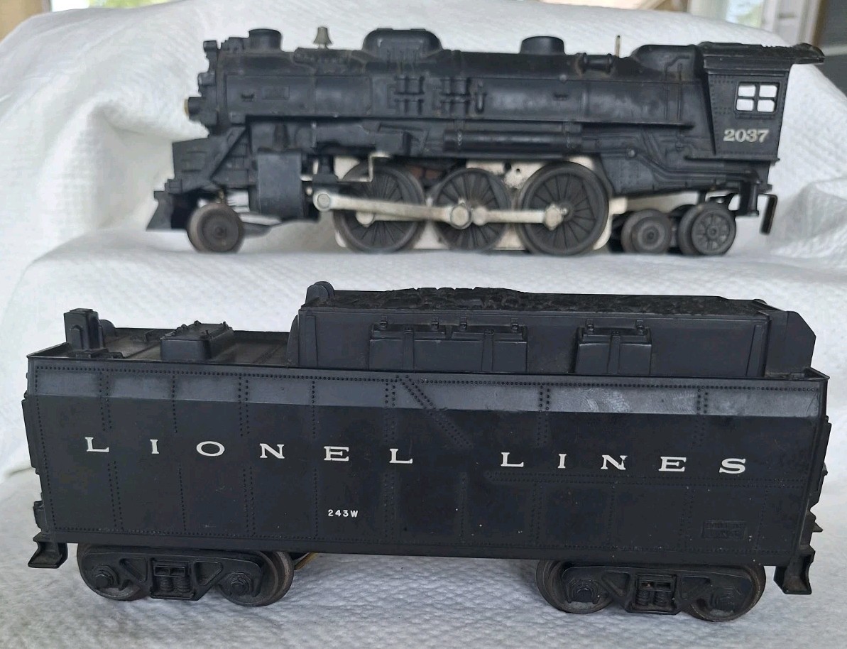 Vintage Lionel 2037 Steam Locomotive With Whistle Tender