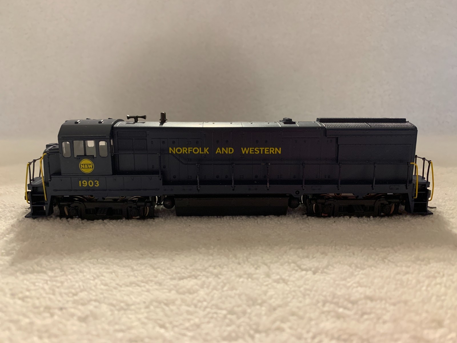 Athearn HO Scale Norfolk & Western GE-B Powered Diesel Locomotive #1903 DC