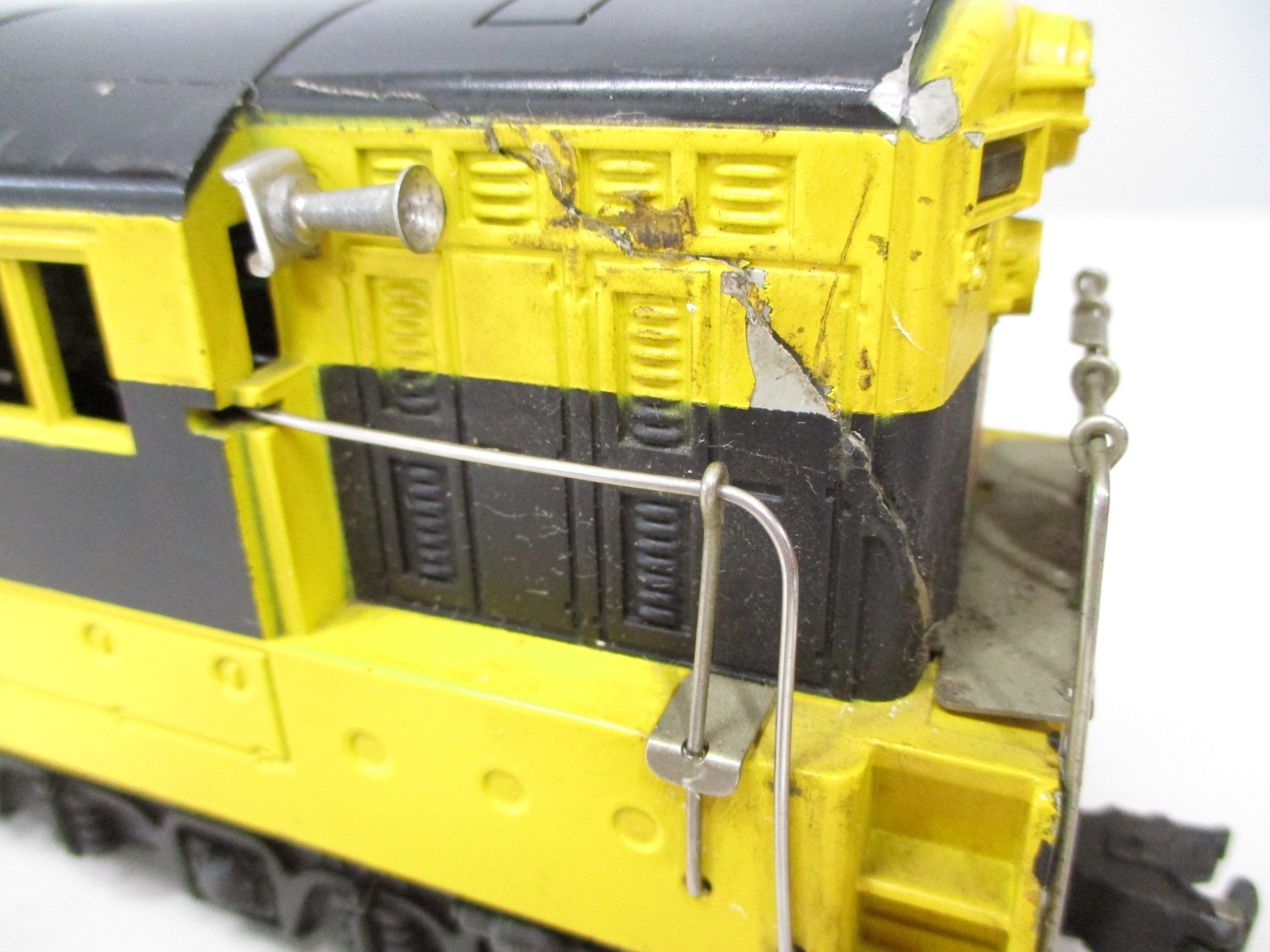 Lionel 2331 Virginian FM Yellow, Black Screw Breaks Postwar O gauge X7784
