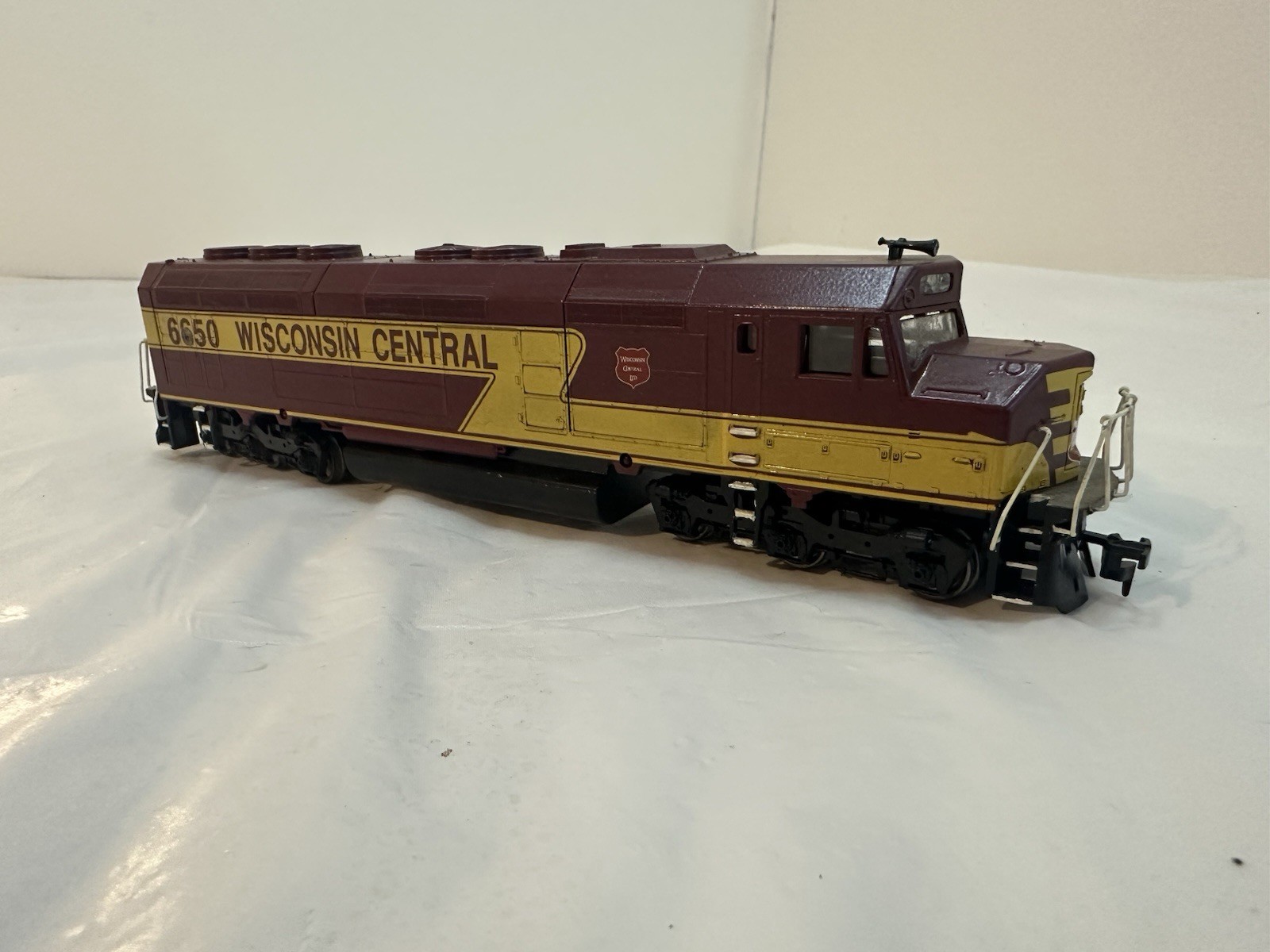 Athearn HO Wisconsin Central BB F45 Locomotives #6650 powered & #6654 dummy