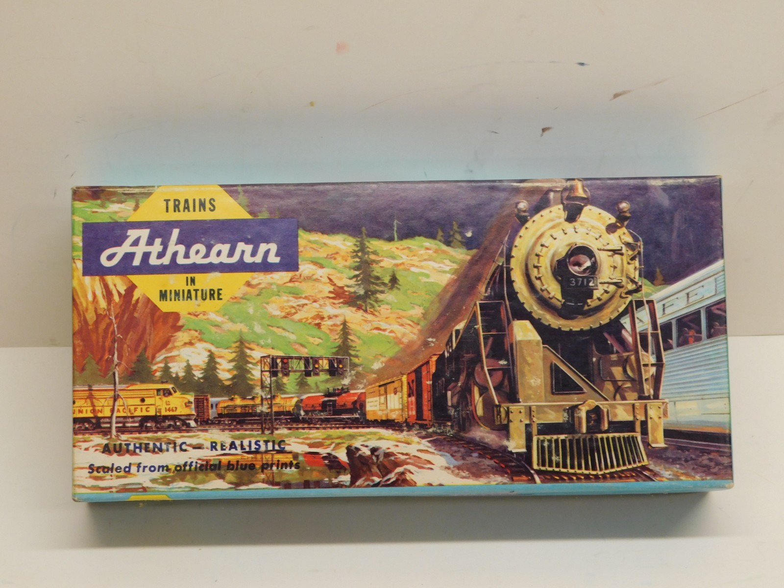Athearn HO Blue Box Santa Fe S12 Diesel Engine #2200 – Powered Unit