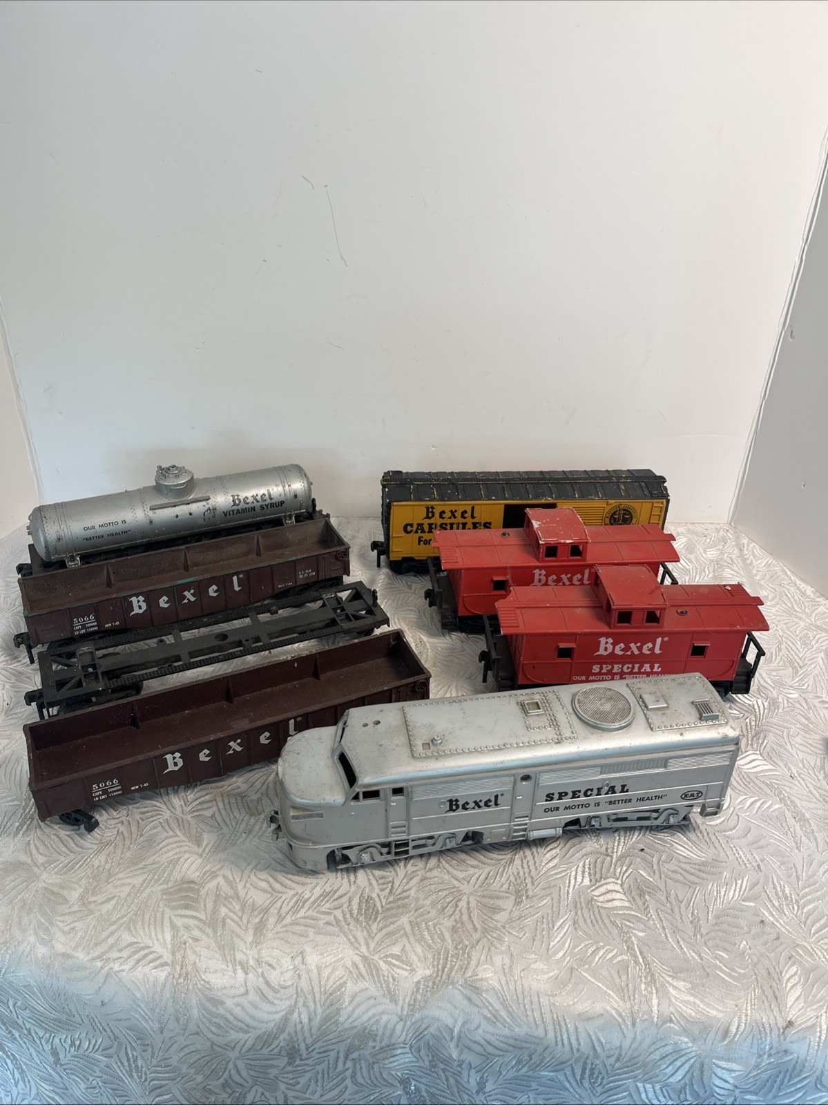 KMT Kusan Auburn Train 2716 ALCO DIESEL LOCOMOTIVE And Carts As-is Not Tested