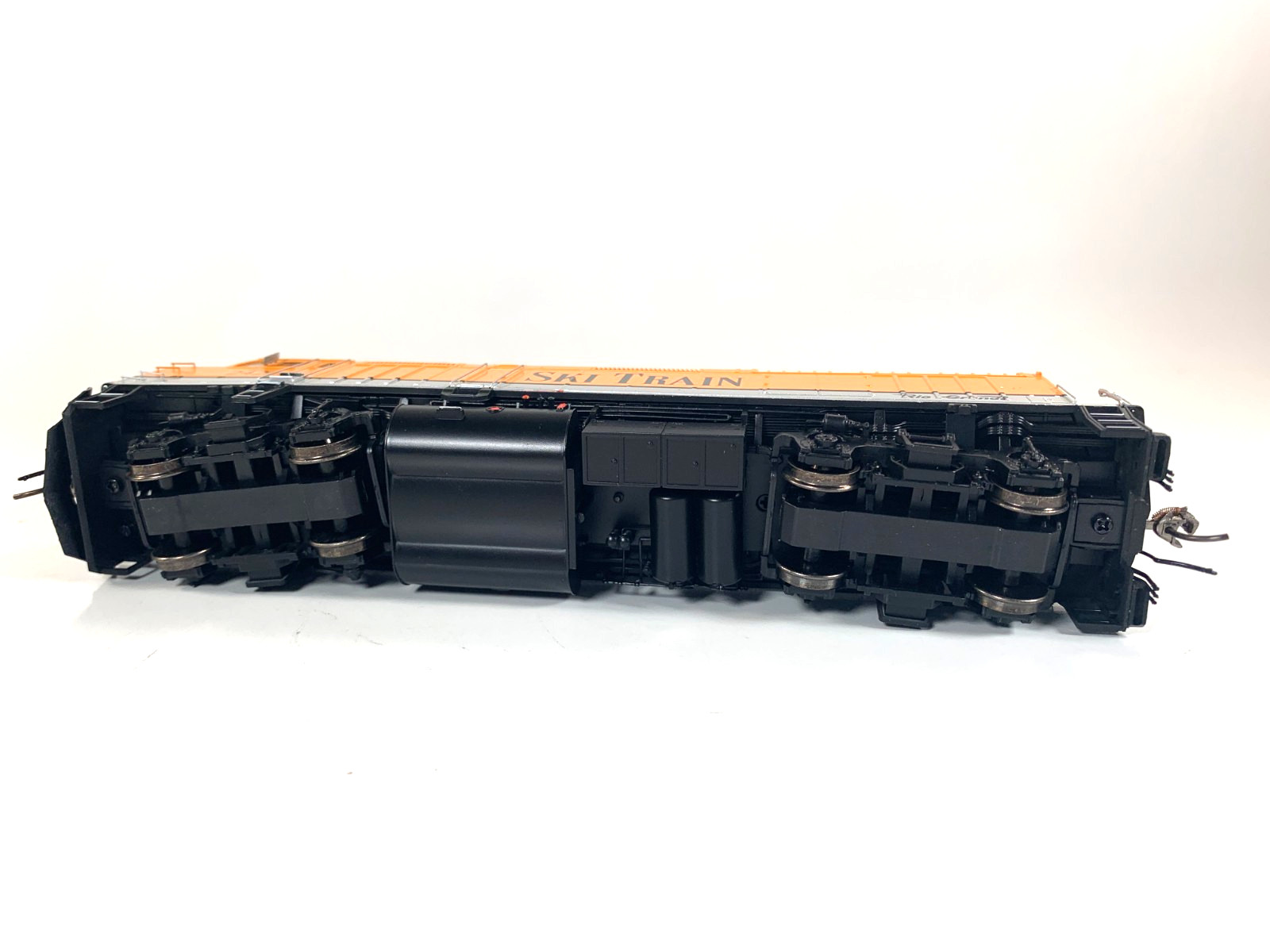 Rapido 83611 Ski Train F40PH w/ ditch lights #242 – DC/DCC/ Sound