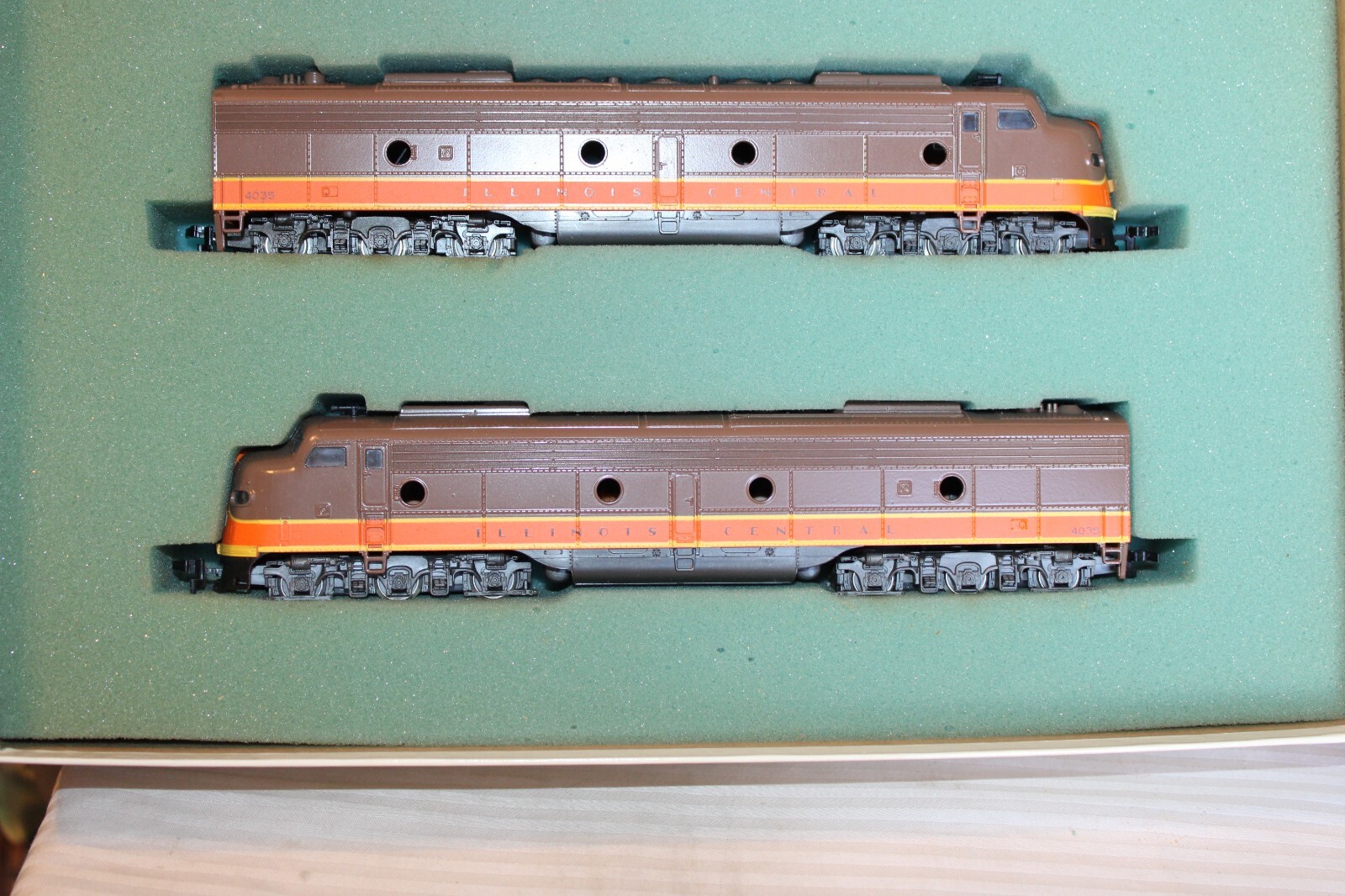 HO Scale Con-Cor, Pair of E8A Diesel Locomotive, Illinois Central, Brown #4035